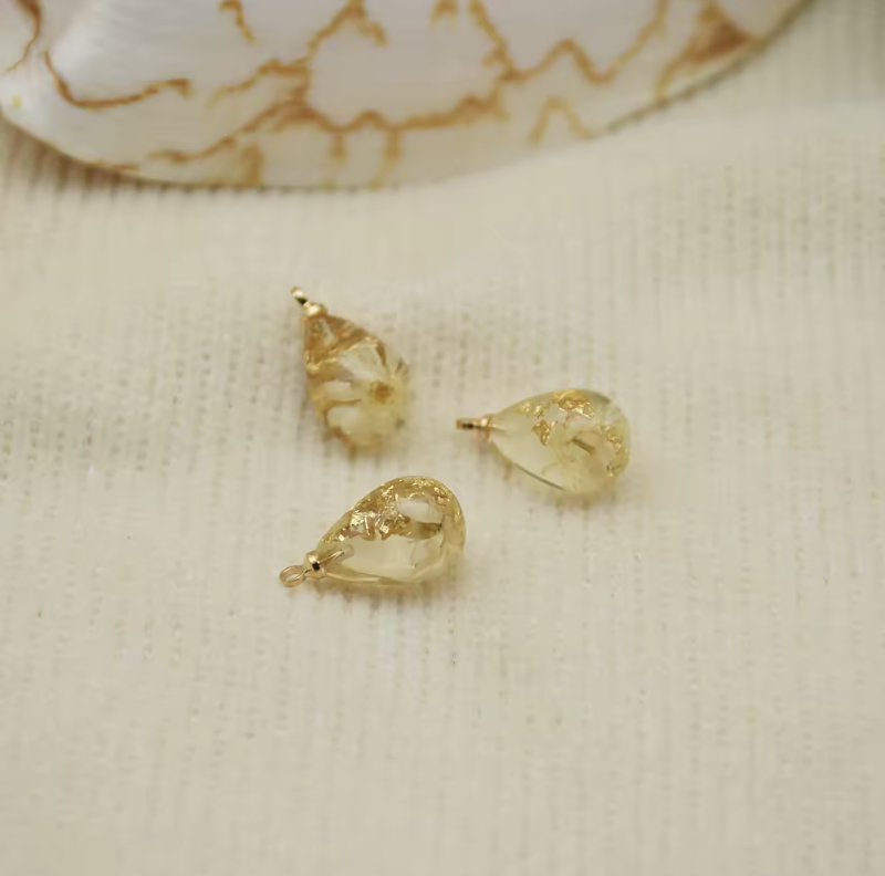 Dried flower resin pendant ( 1 pc ) C1007