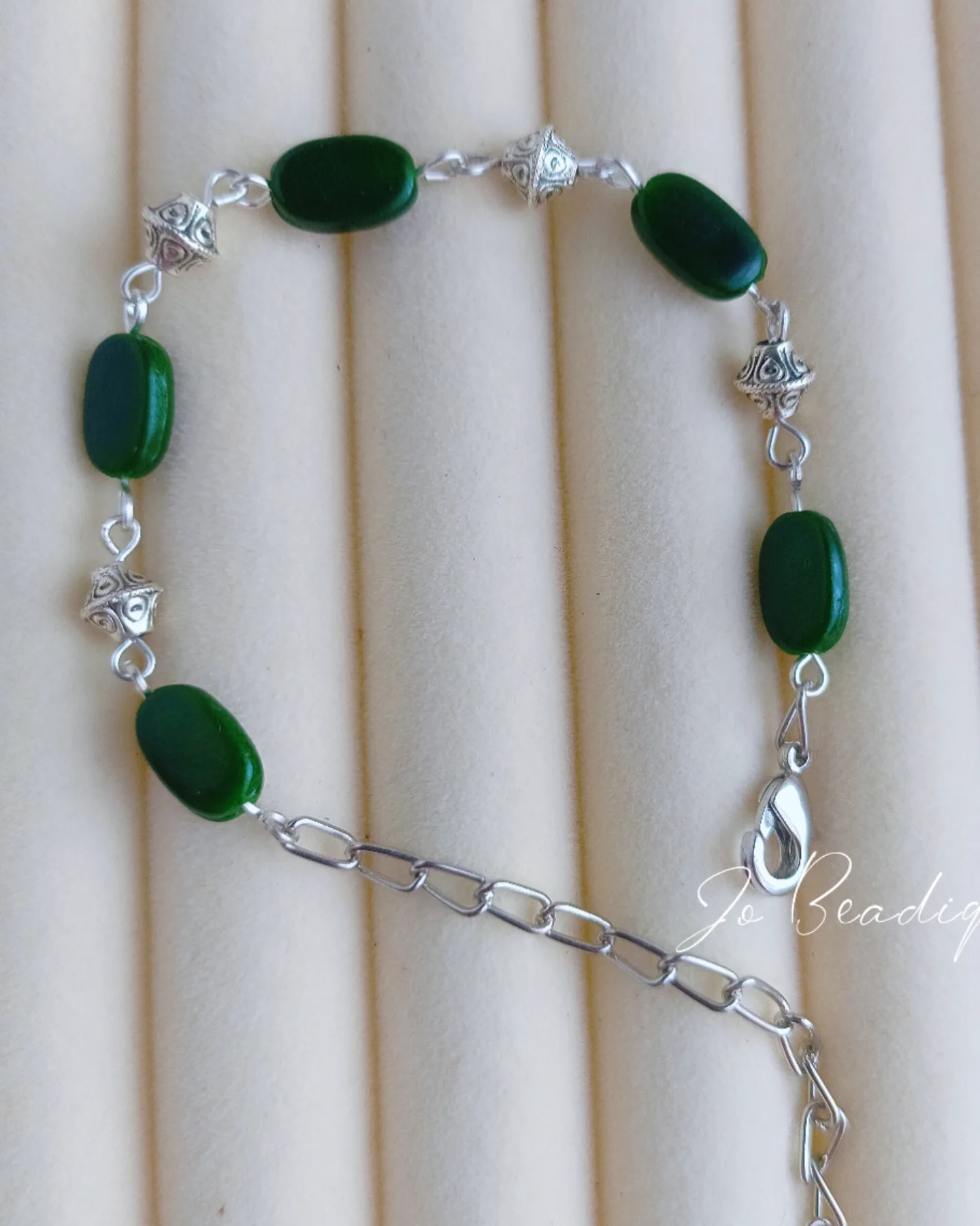 Green Jade Oval Bead Bracelet with Silver Embossed Charms – BR1001