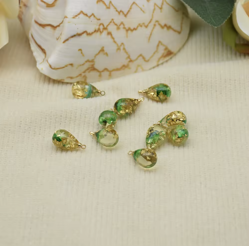 Dried flower resin pendant ( 1 pc ) C1006