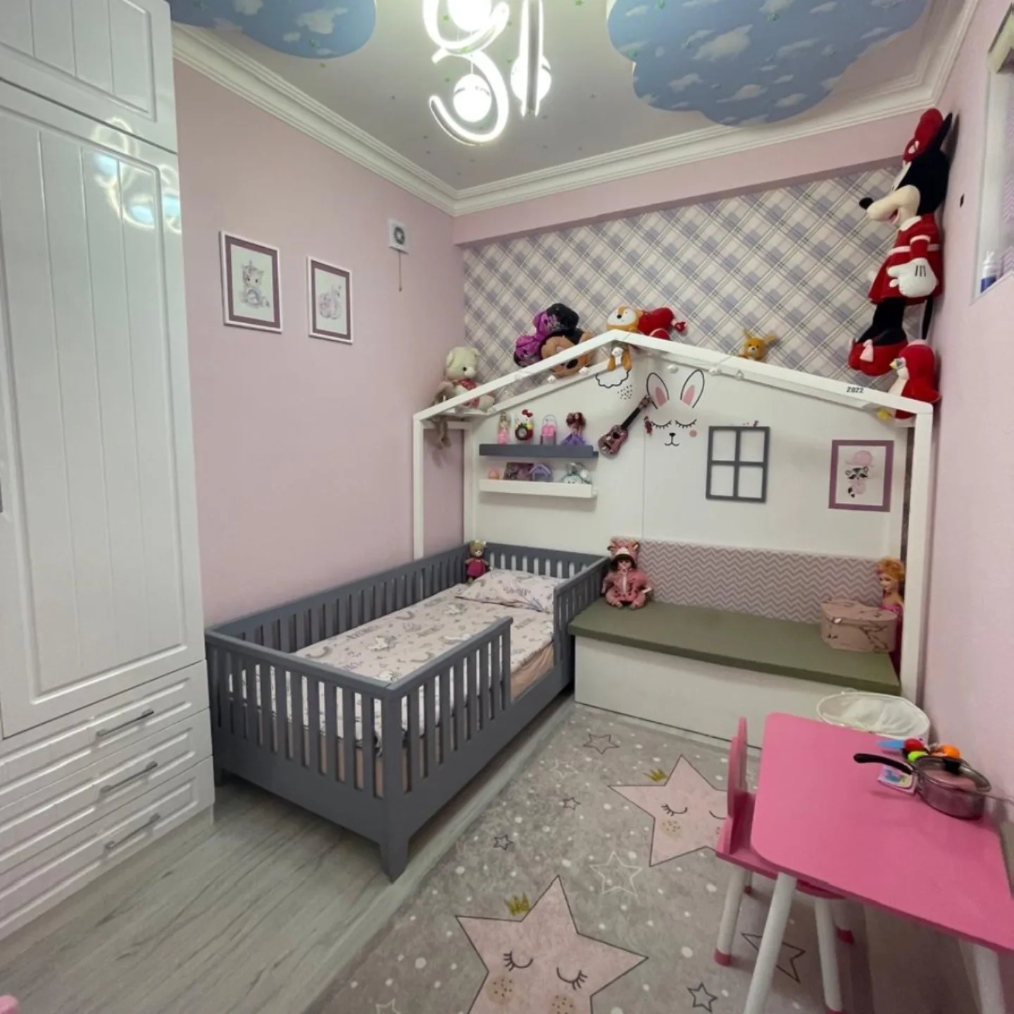 Uşaq yataq otağı üçün çarpayı və dolab dəsti