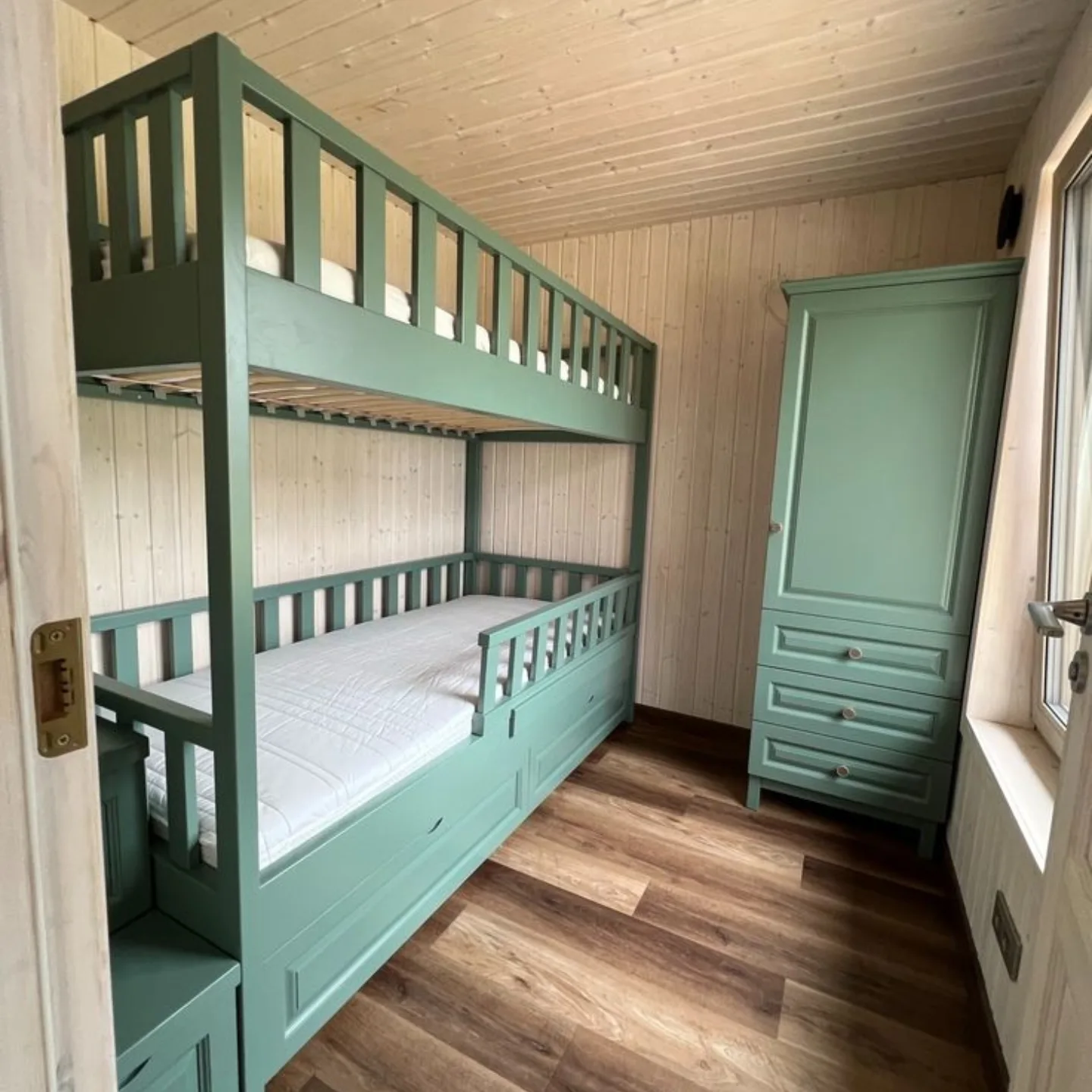 yataq otağı üçün çarpayı və dolab dəsti