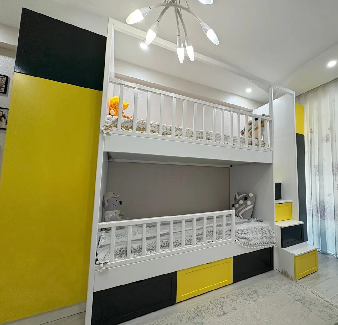 Uşaq yataq otağı üçün çarpayı və dolab dəsti