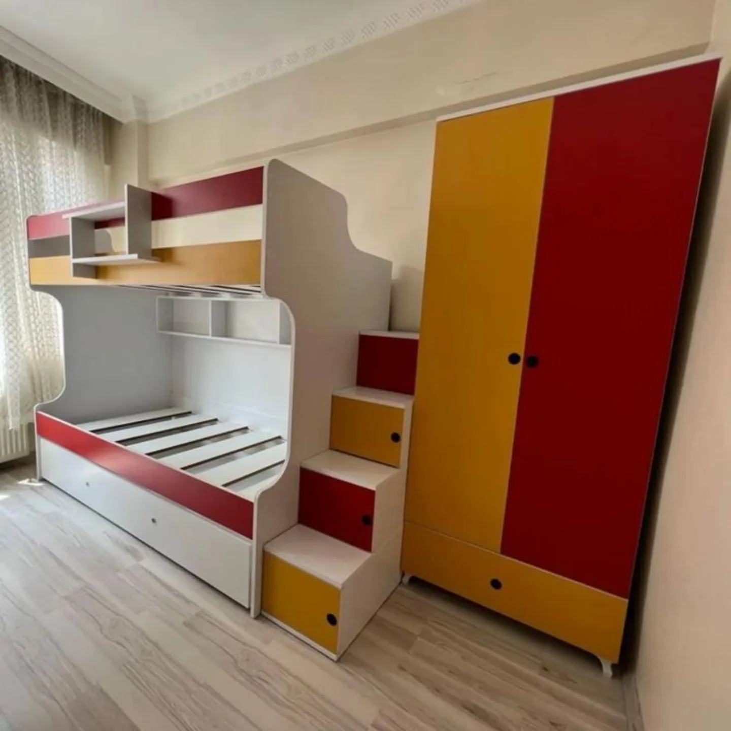 Uşaq yataq otağı üçün çarpayı və dolab dəsti