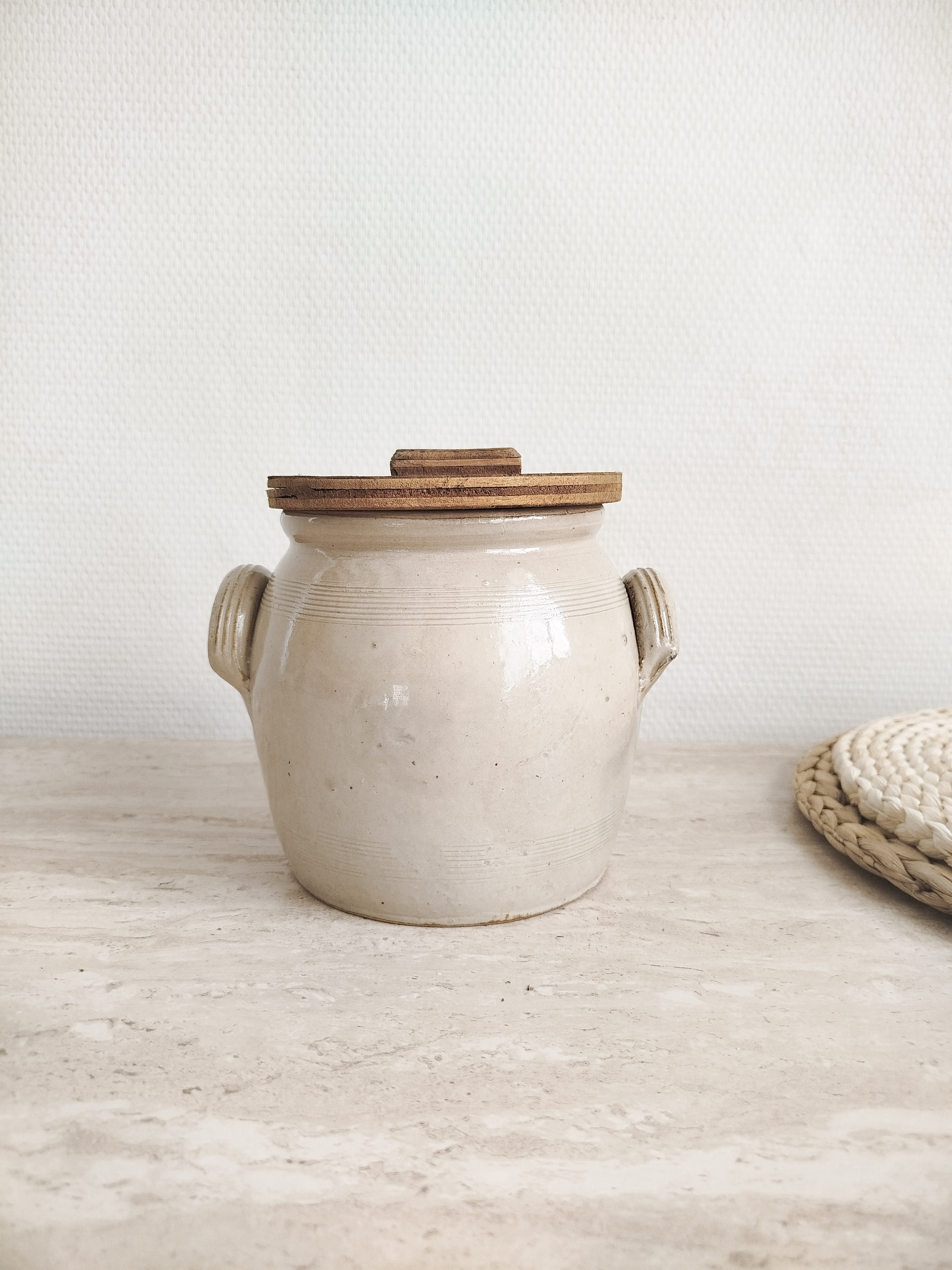 Pot en grès avec couvercle 