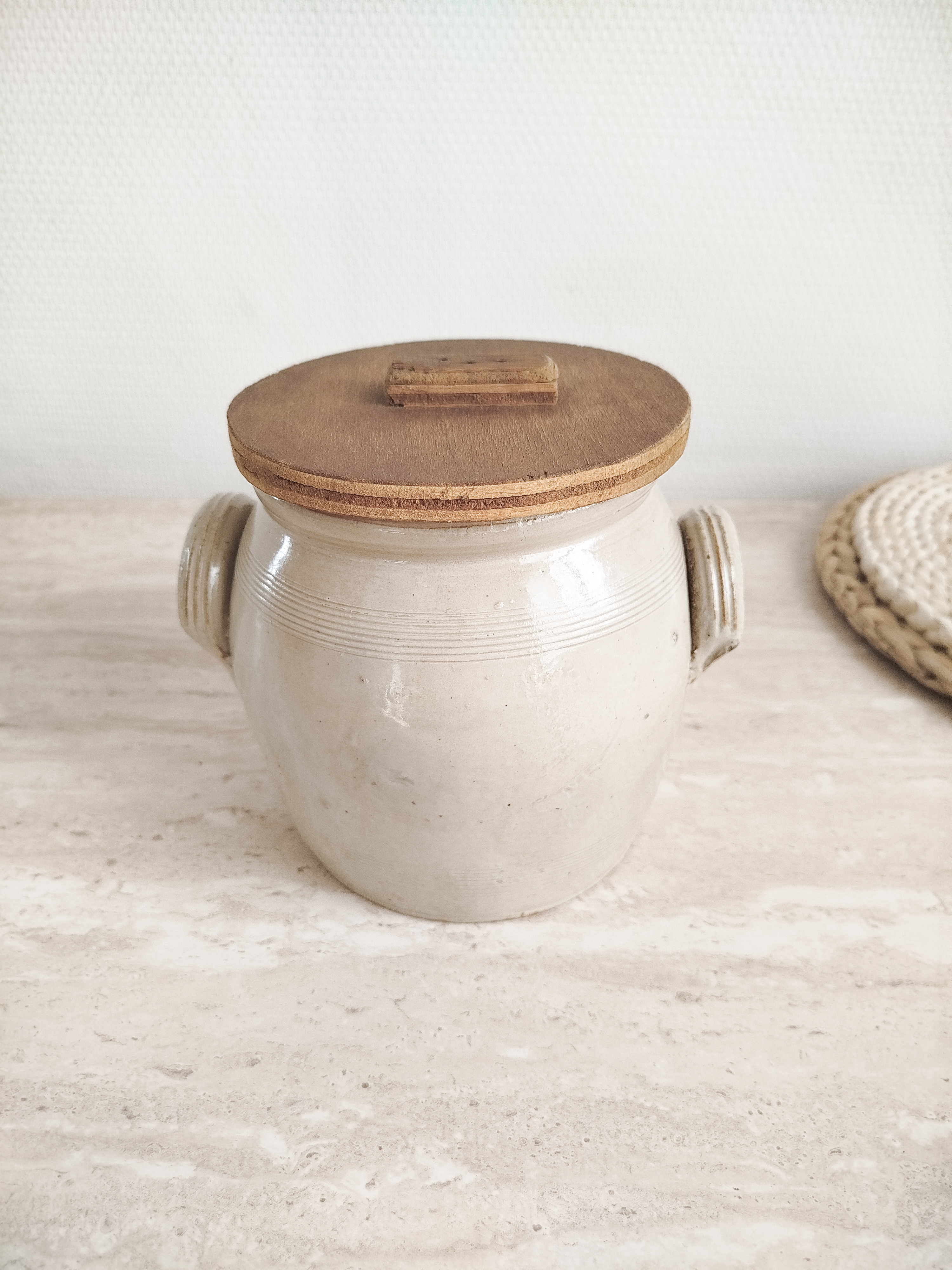 Pot en grès avec couvercle 