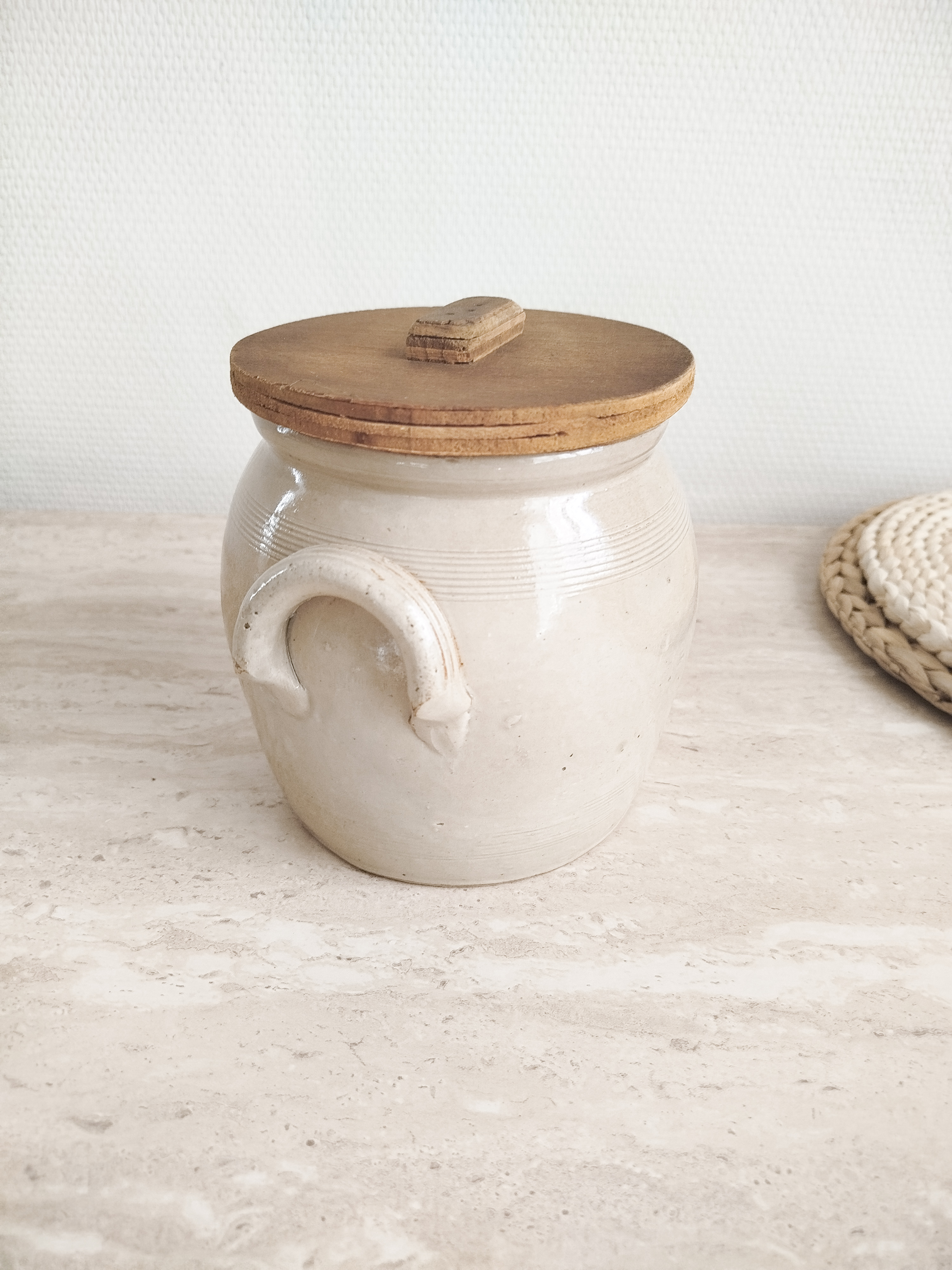 Pot en grès avec couvercle 