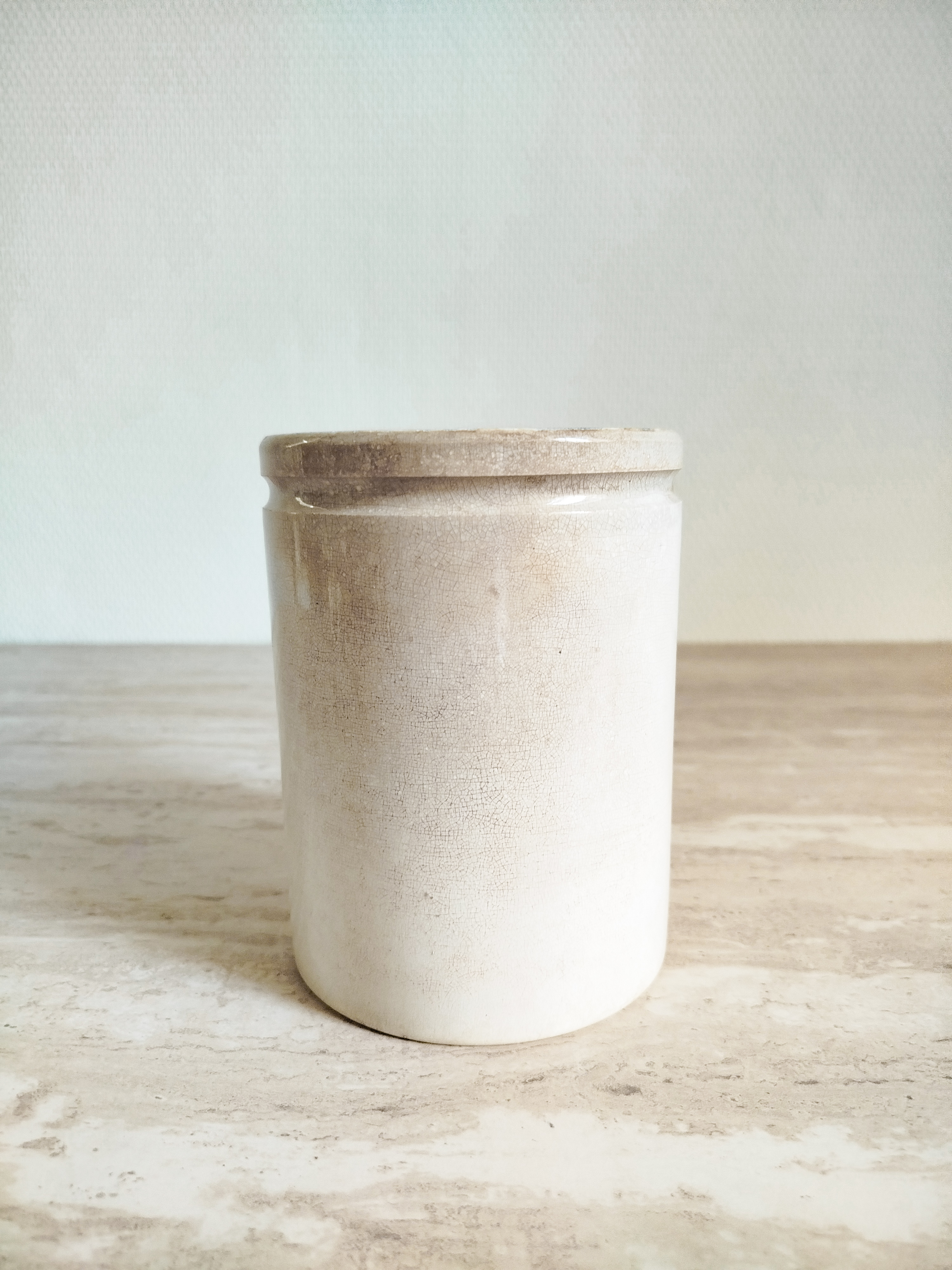 Pot en faïence blanche patinée 