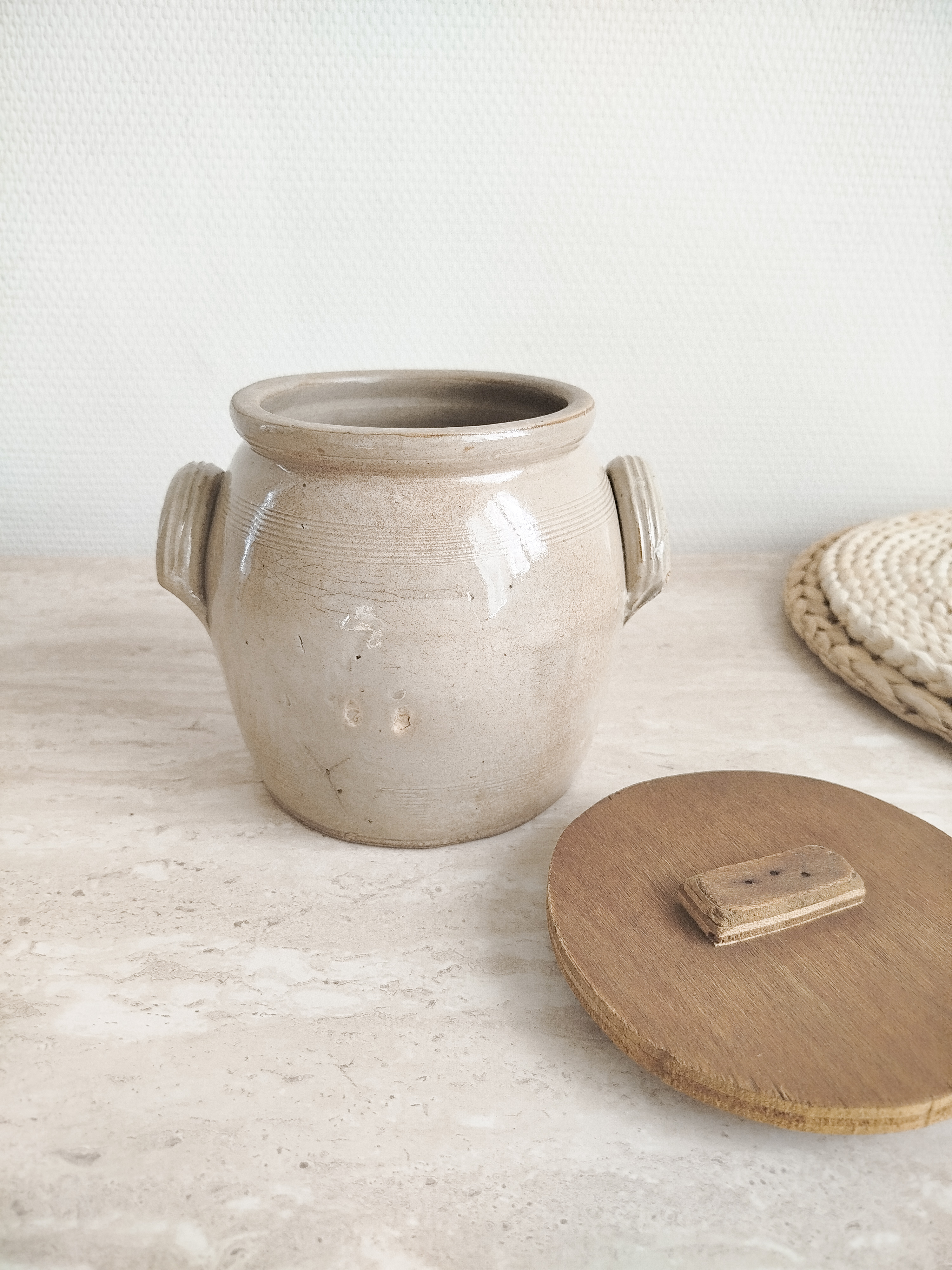 Pot en grès avec couvercle 