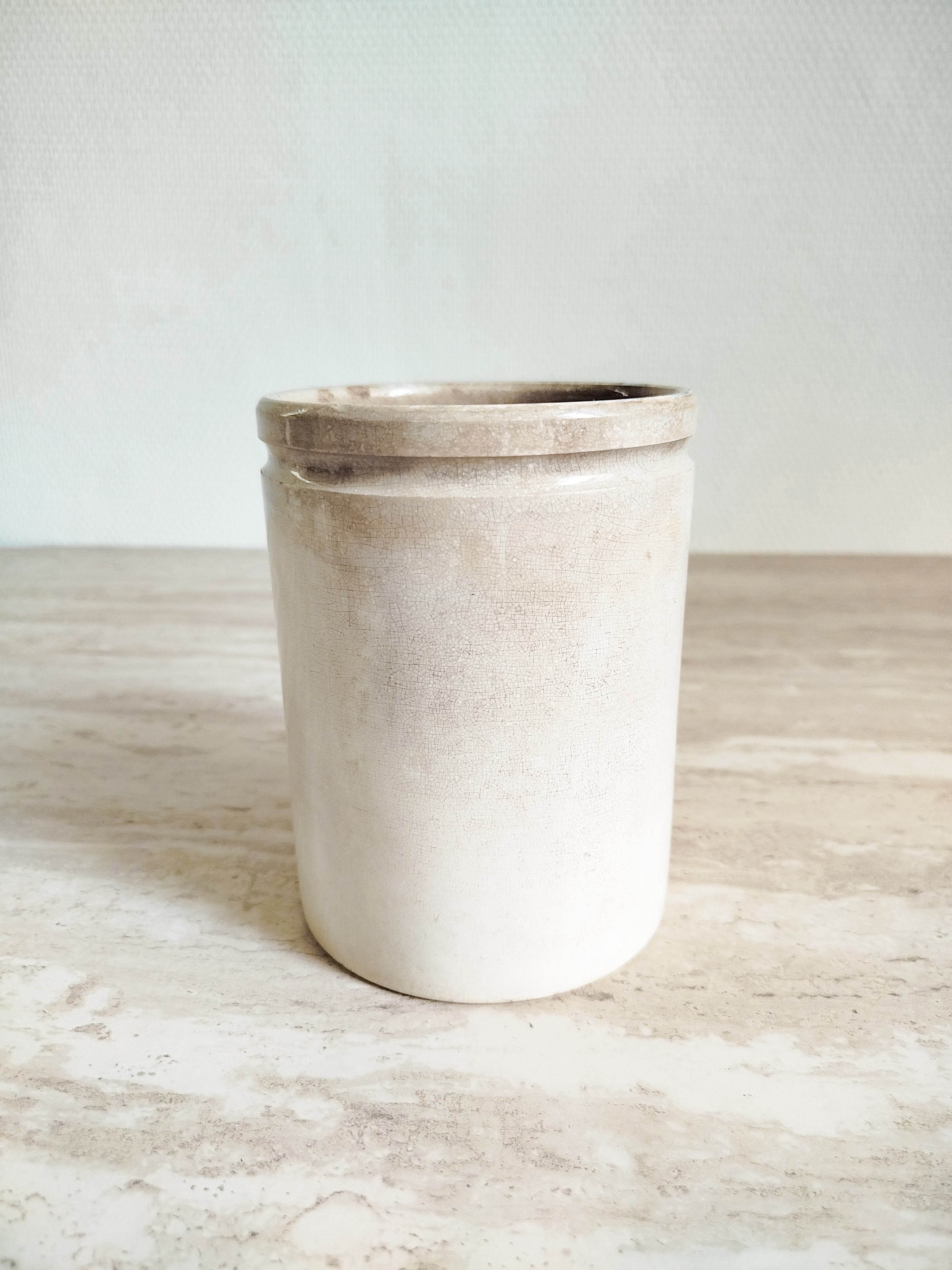 Pot en faïence blanche patinée 