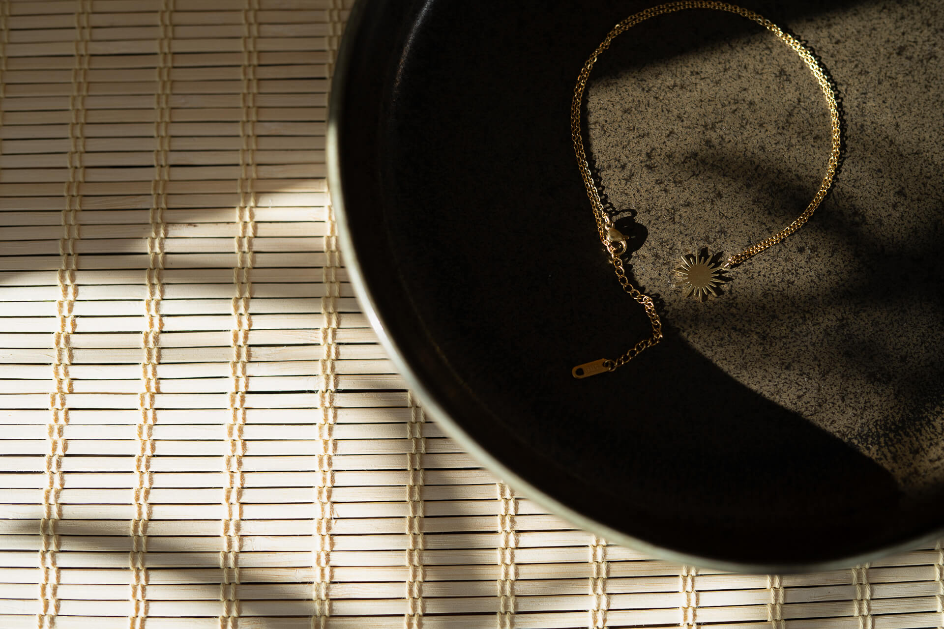 Złoty naszyjnik z pełnym słońcem