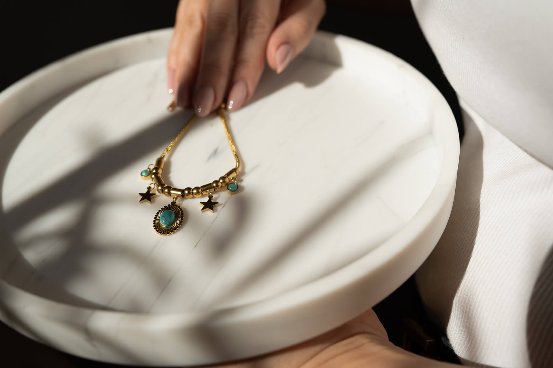 Złota bransoletka vintage z niebieskim howlitem Oval