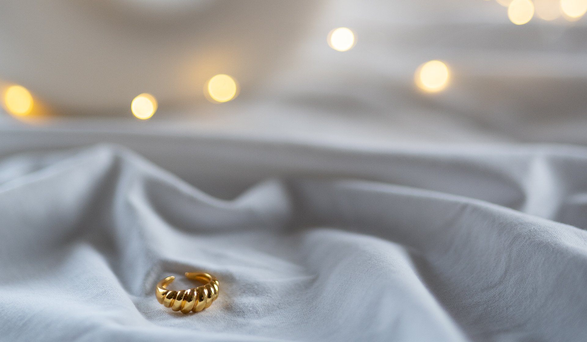 Złoty pierścionek regulowany Twist Croissant