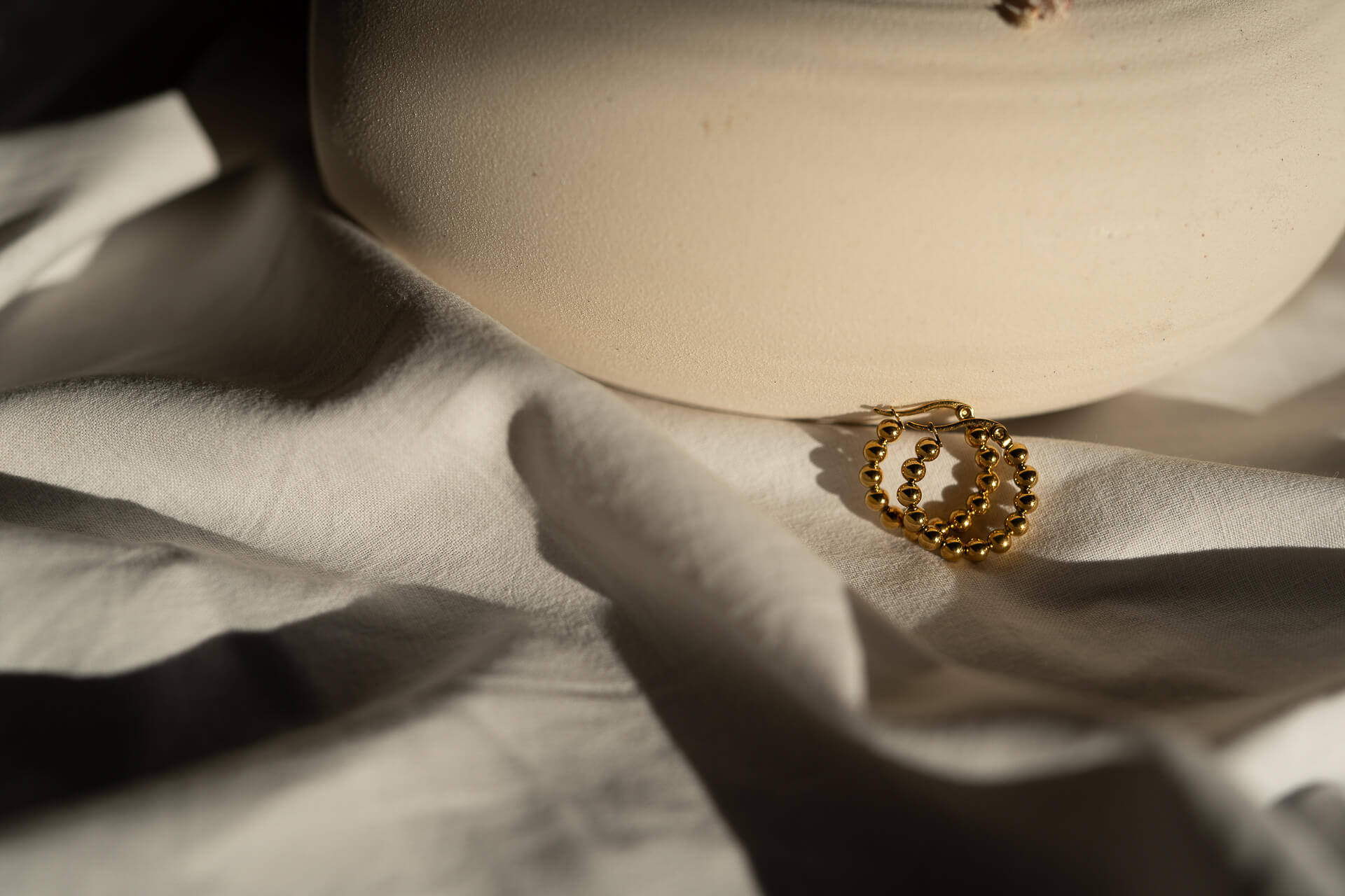 Złote kolczyki okrągłe z koralików Siena