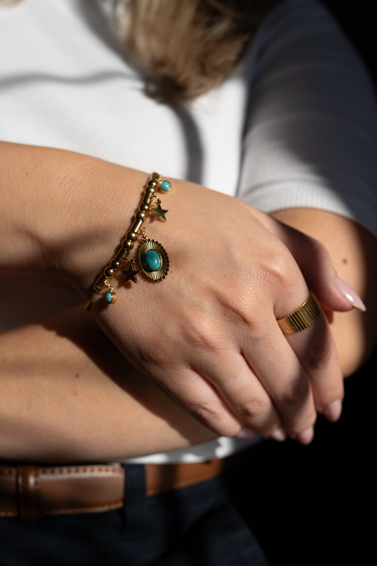 Złota bransoletka vintage z niebieskim howlitem Oval