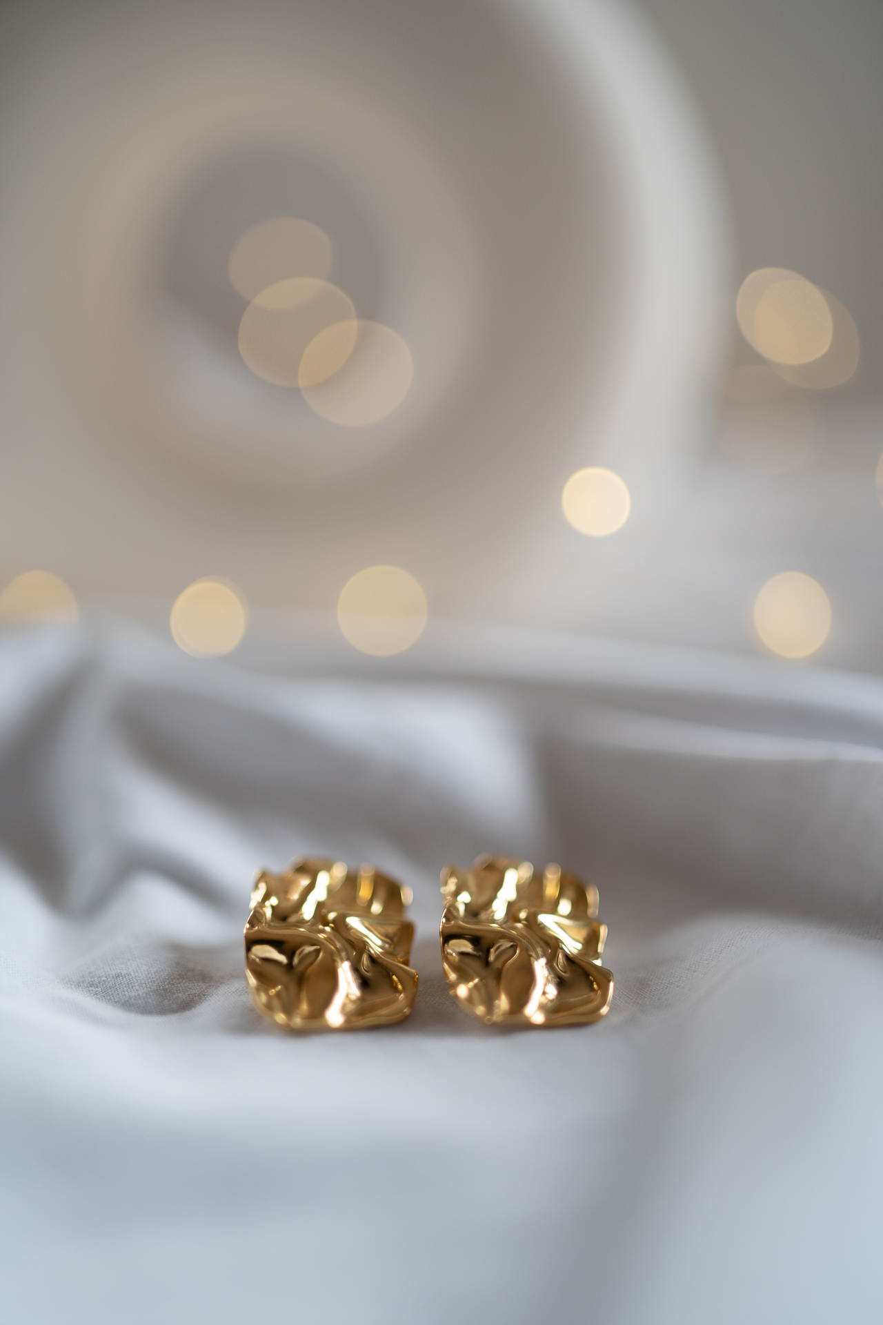 Złote duże kolczyki falowane Desert