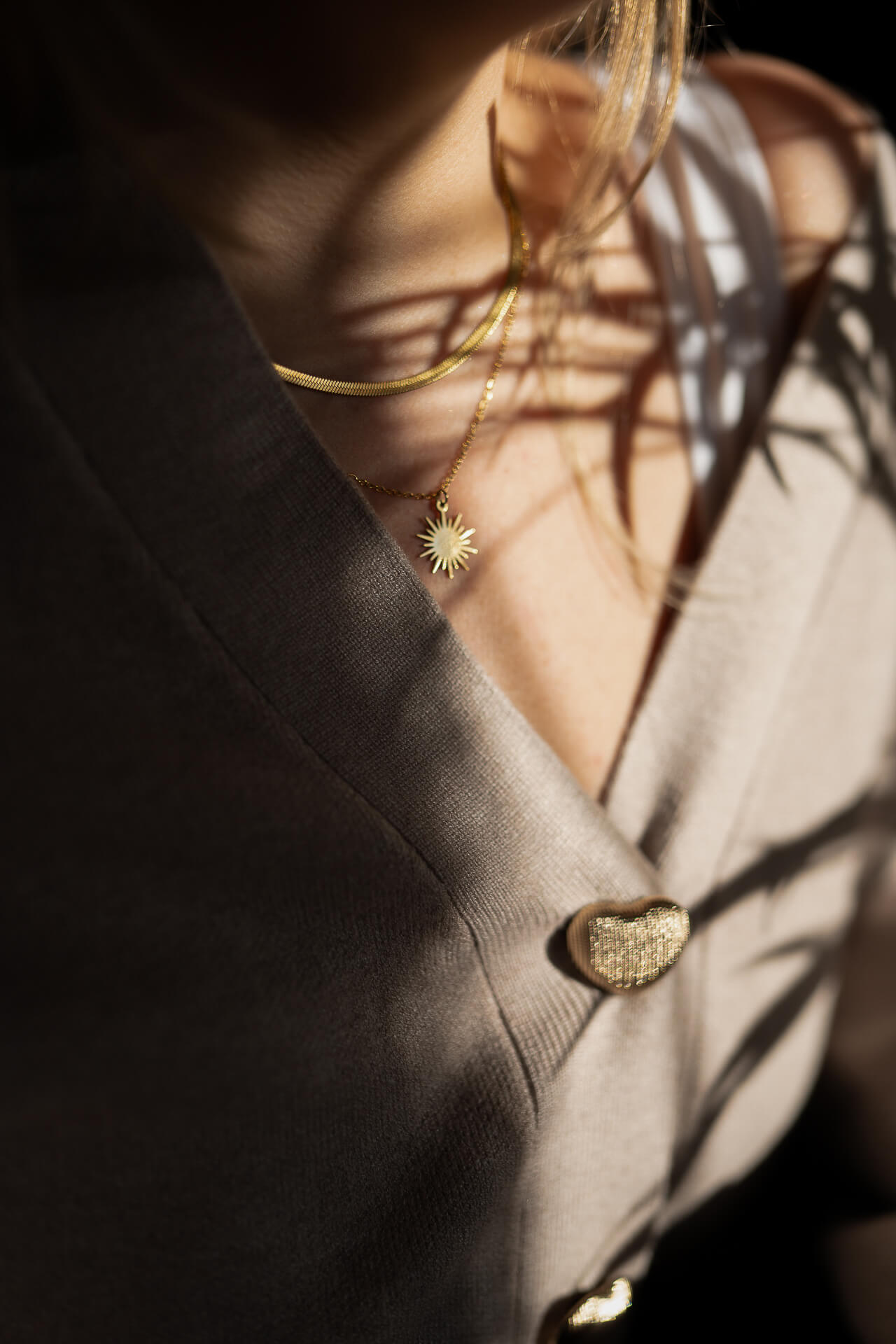 Złoty naszyjnik z pełnym słońcem