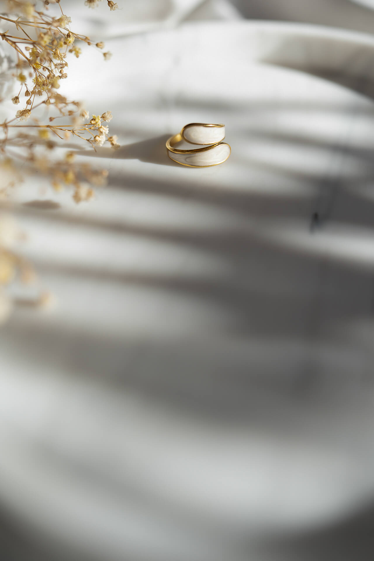 Złoty pierścionek regulowany Noelia White