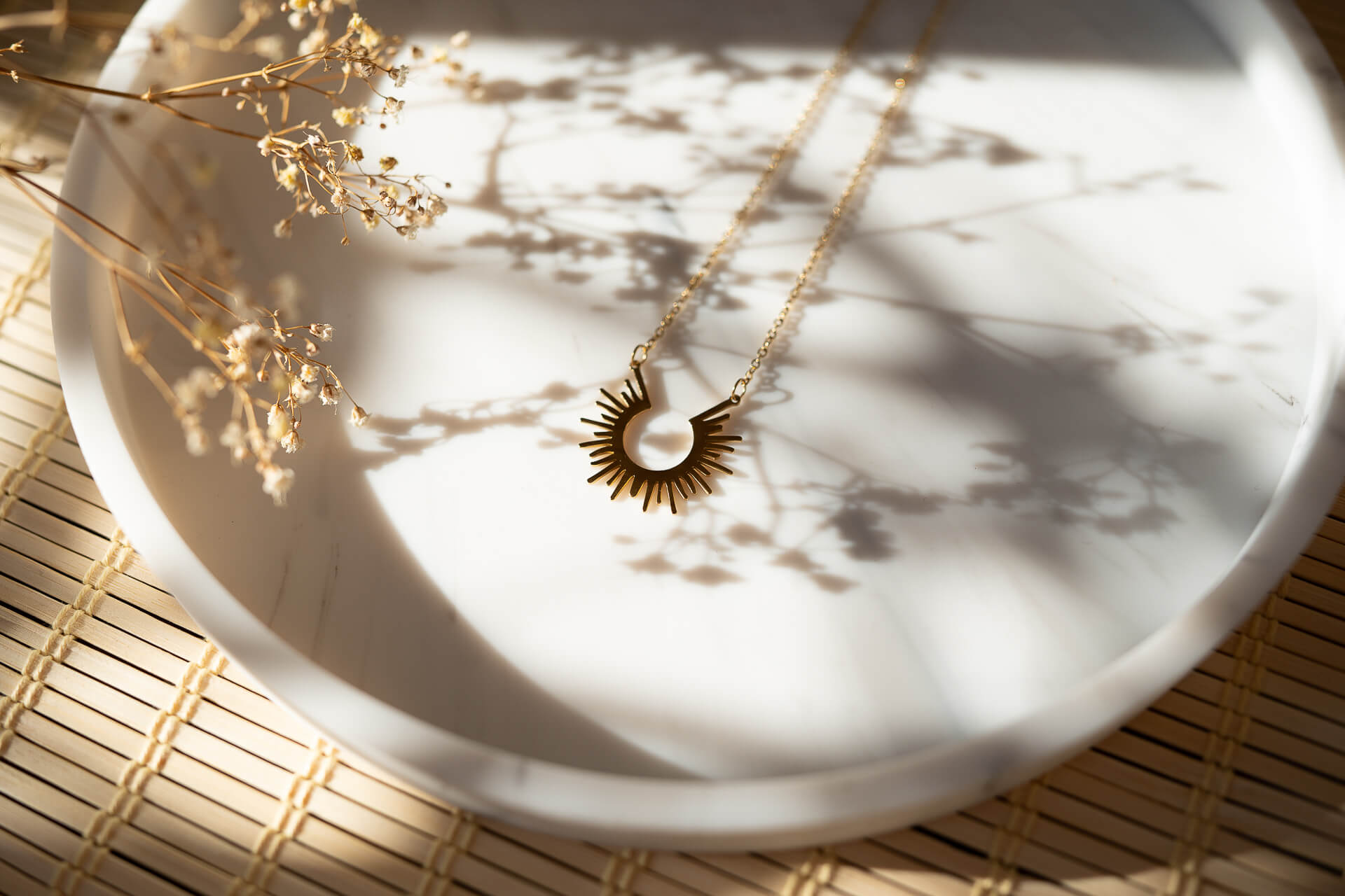 Złoty naszyjnik geometryczny z półsłońcem