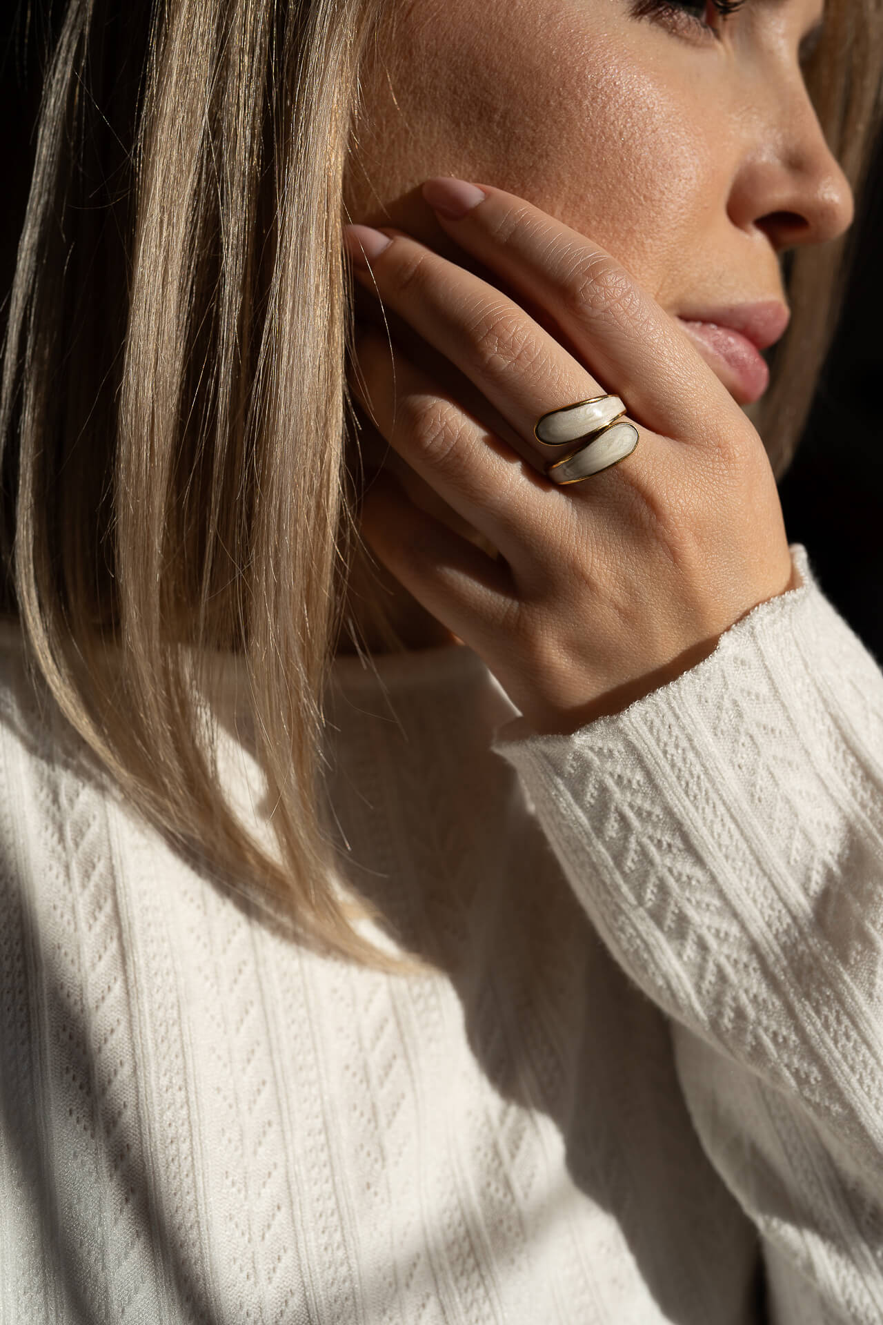 Złoty pierścionek regulowany Noelia White