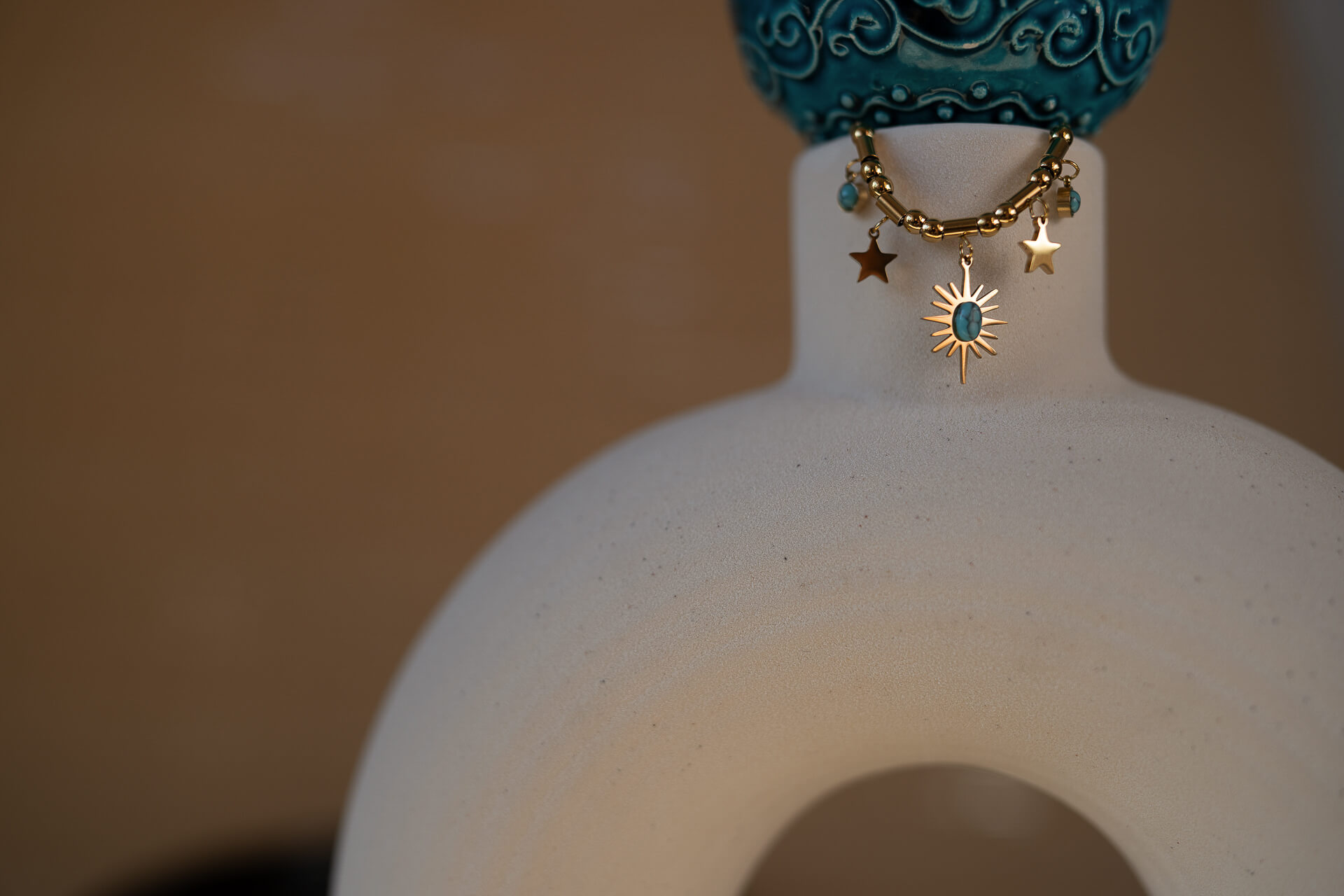 Złota bransoletka vintage z niebieskiem howlitem Star