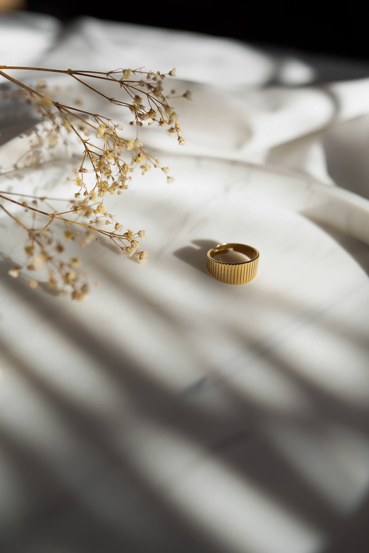 Złoty pierścionek regulowany fakturowany Golden Jungle