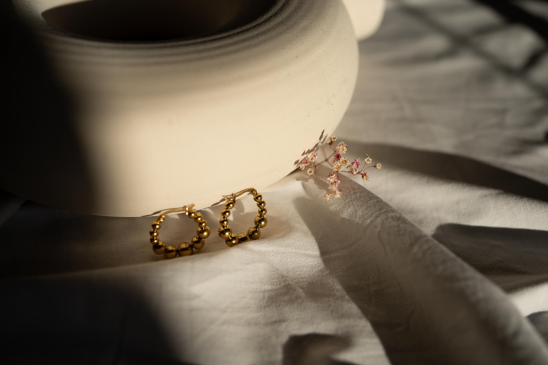 Złote kolczyki okrągłe z koralików Sofia