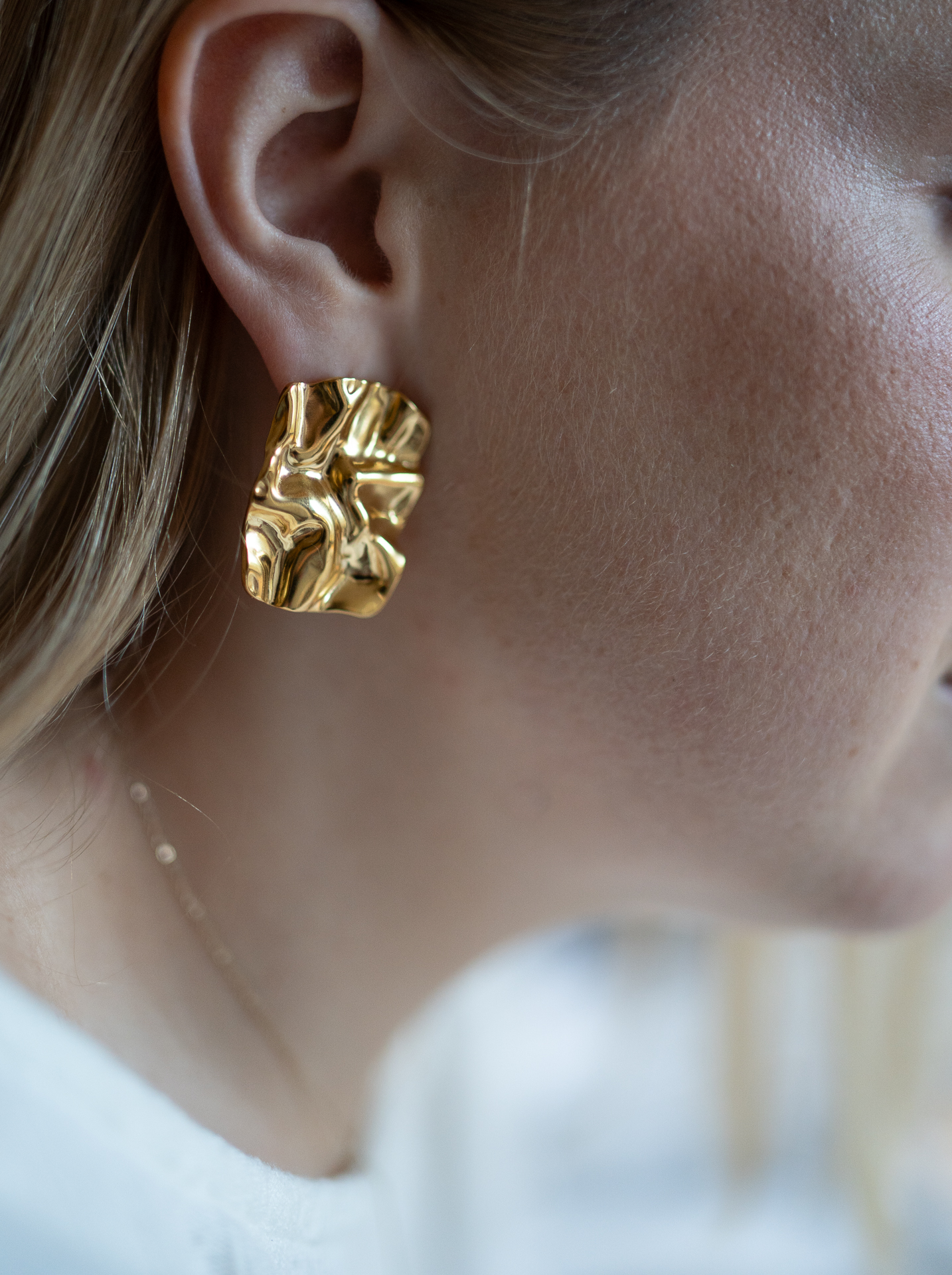 Złote duże kolczyki falowane Desert