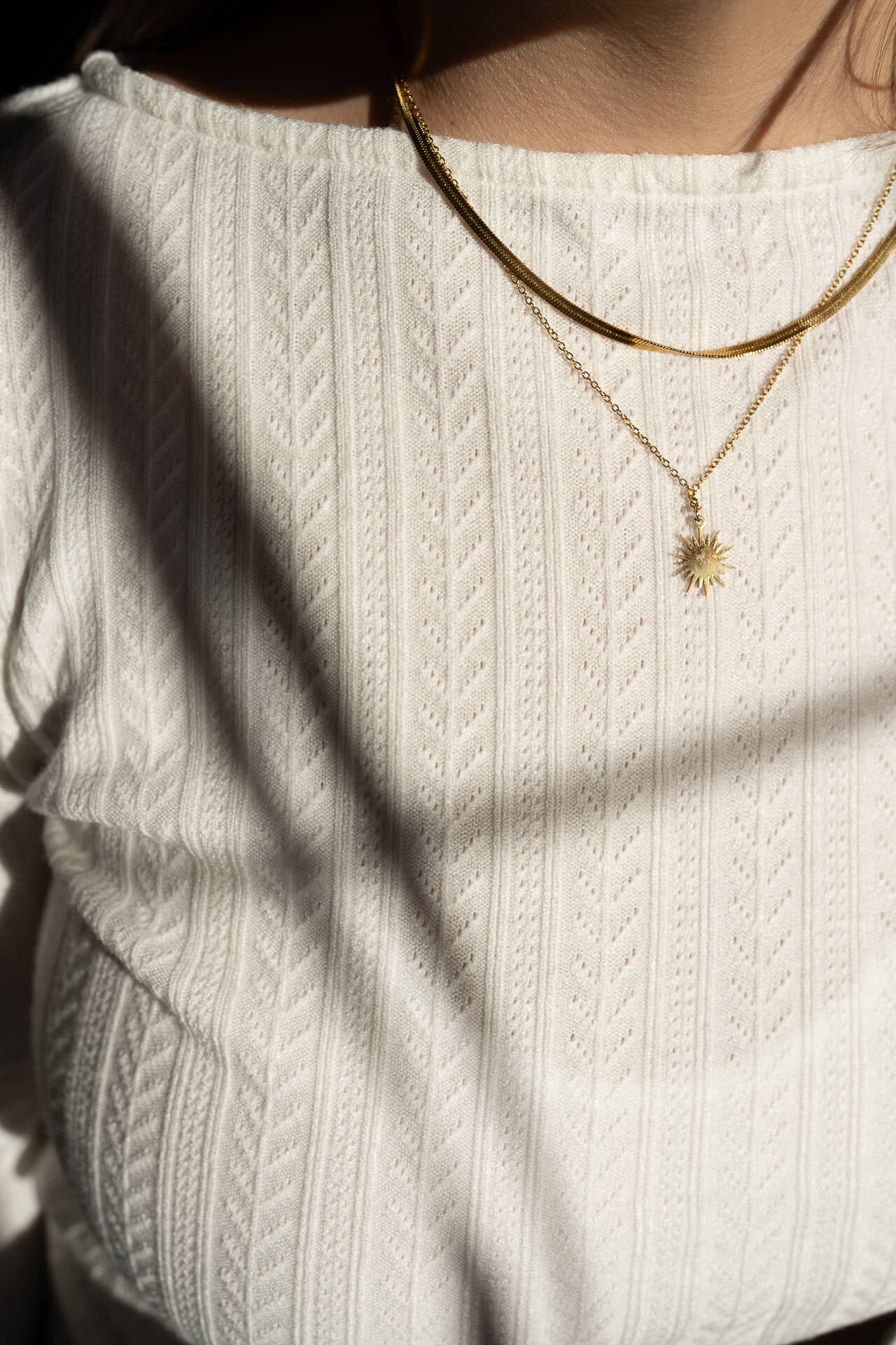 Złoty naszyjnik z pełnym słońcem