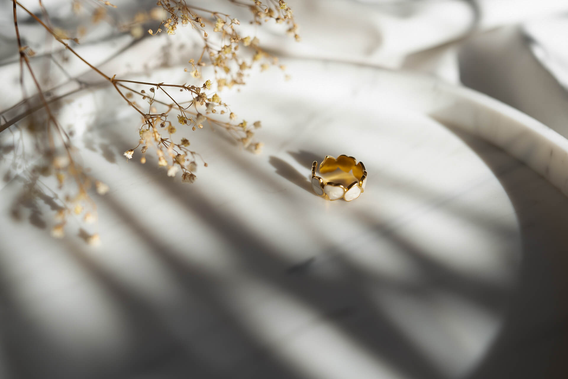 Złoty pierścionek regulowany Love