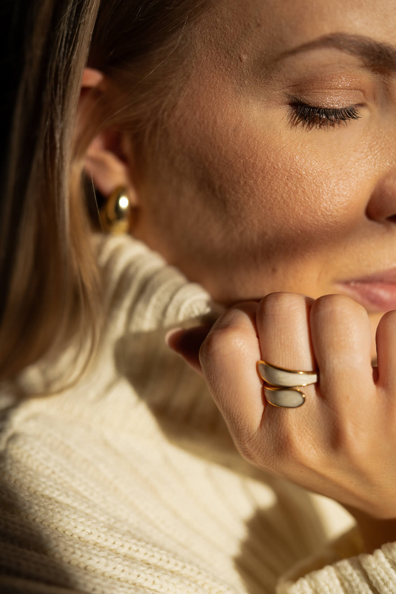 Złoty pierścionek regulowany Noelia White