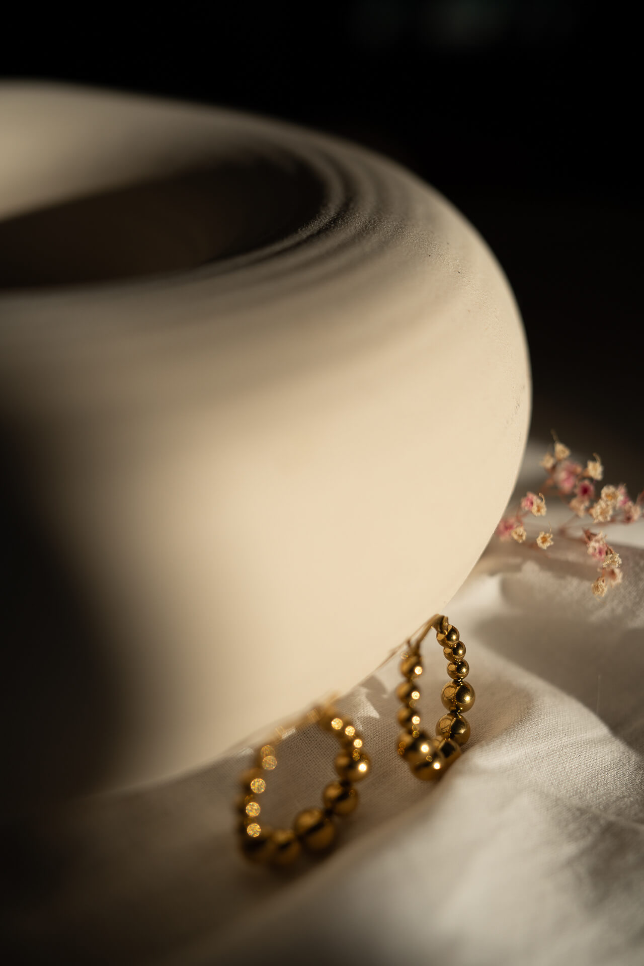 Złote kolczyki okrągłe z koralików Sofia