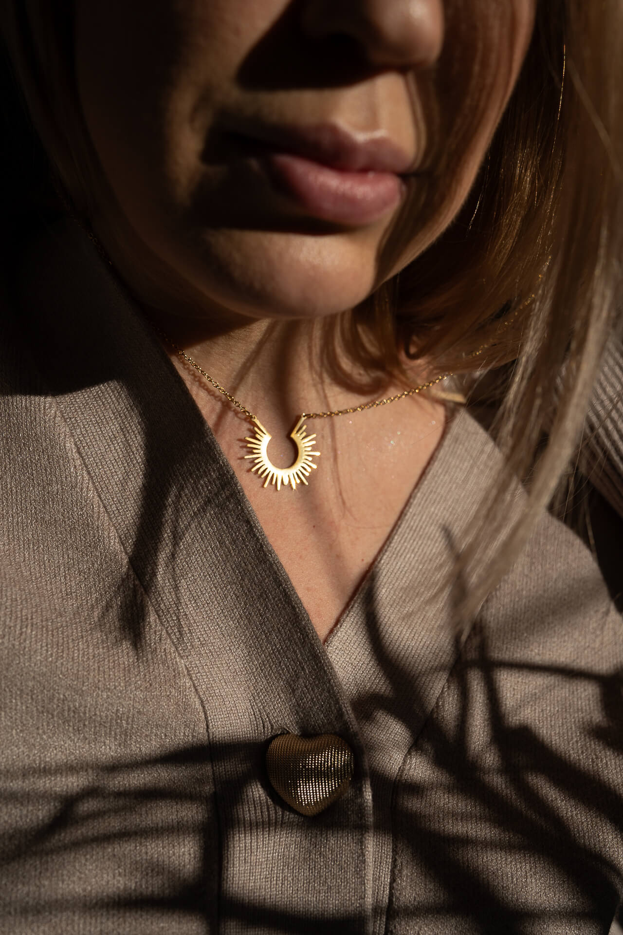 Złoty naszyjnik geometryczny z półsłońcem