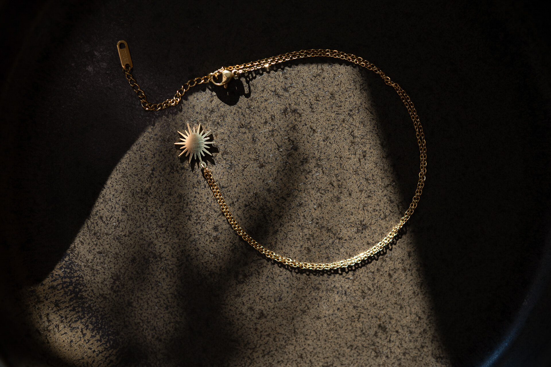 Złoty naszyjnik z pełnym słońcem