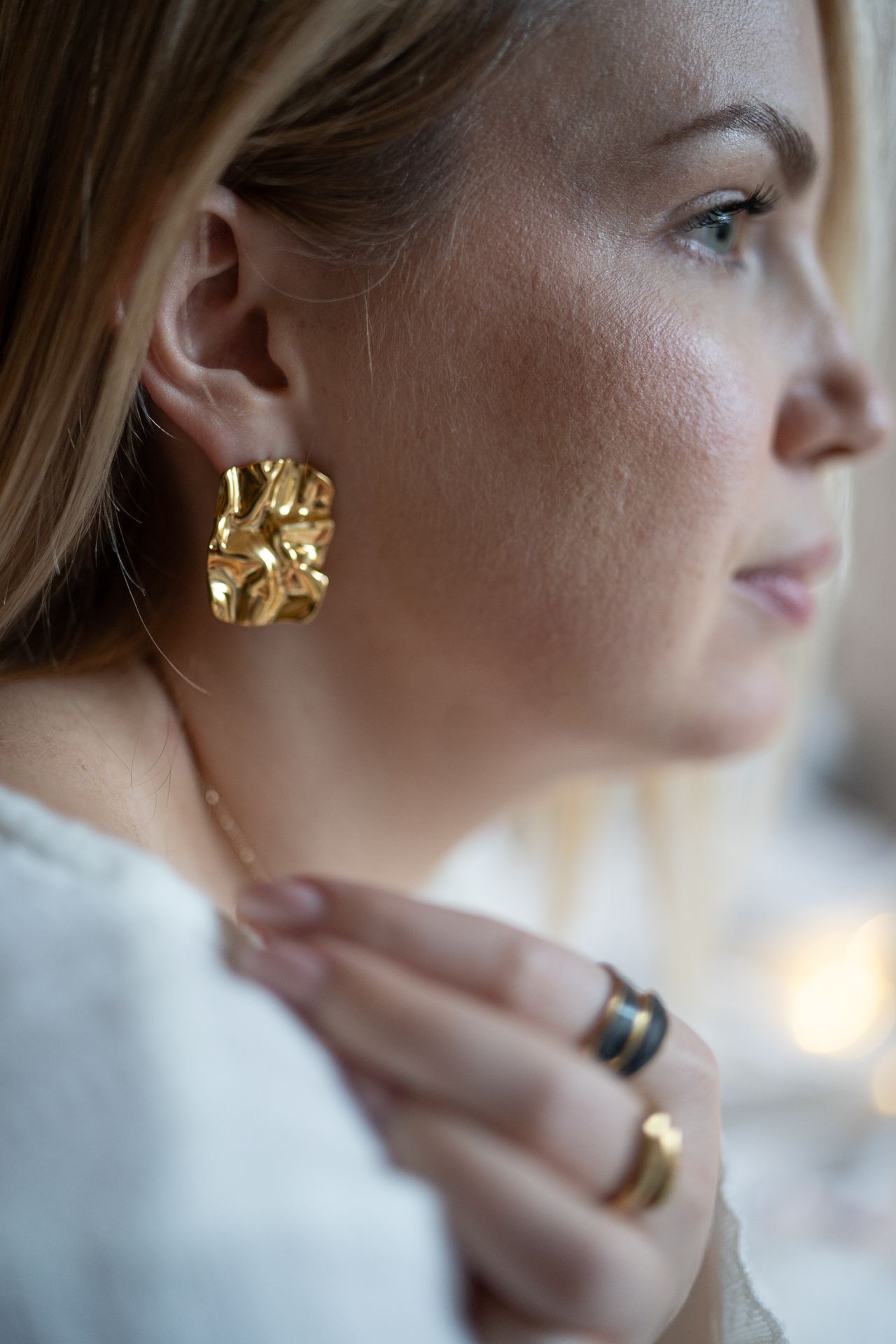 Złote duże kolczyki falowane Desert