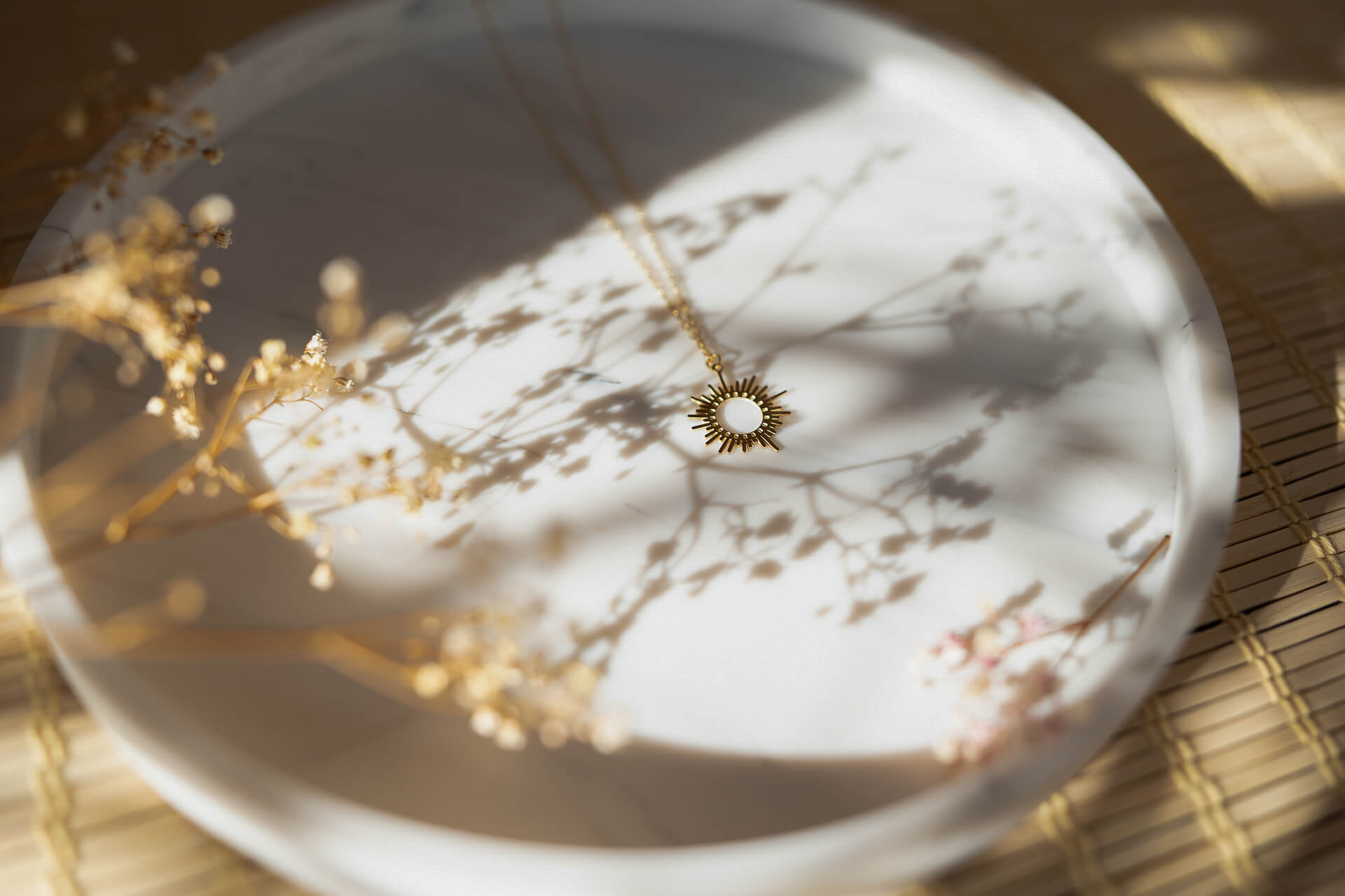 Złoty naszyjnik z celtyckim słońcem