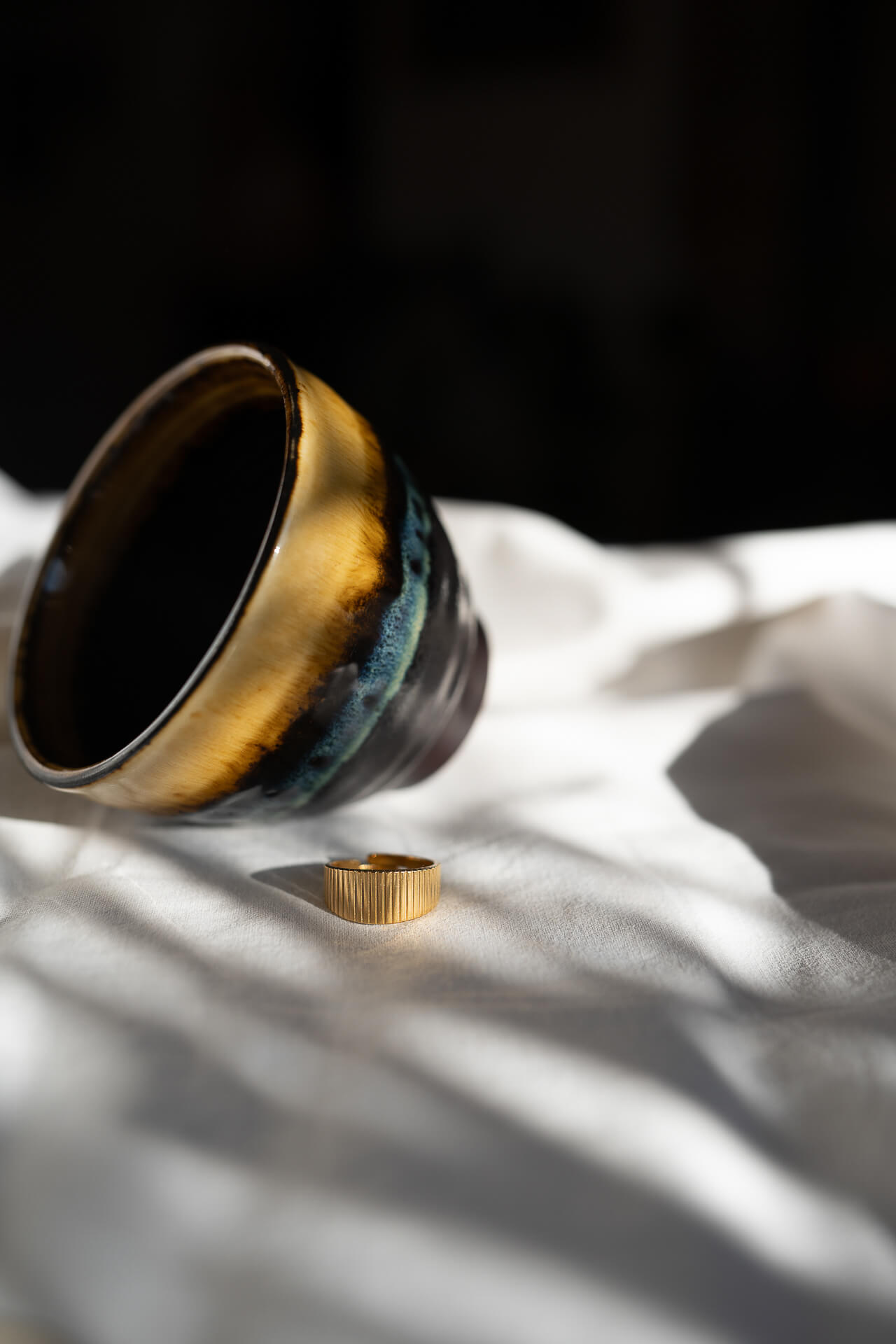 Złoty pierścionek regulowany fakturowany Golden Jungle