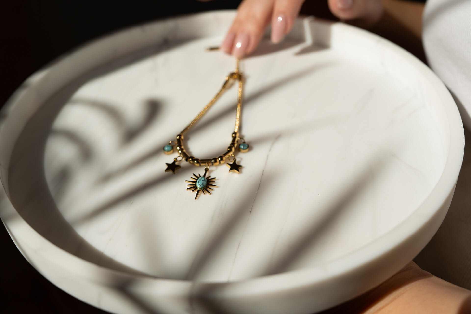 Złota bransoletka vintage z niebieskiem howlitem Star