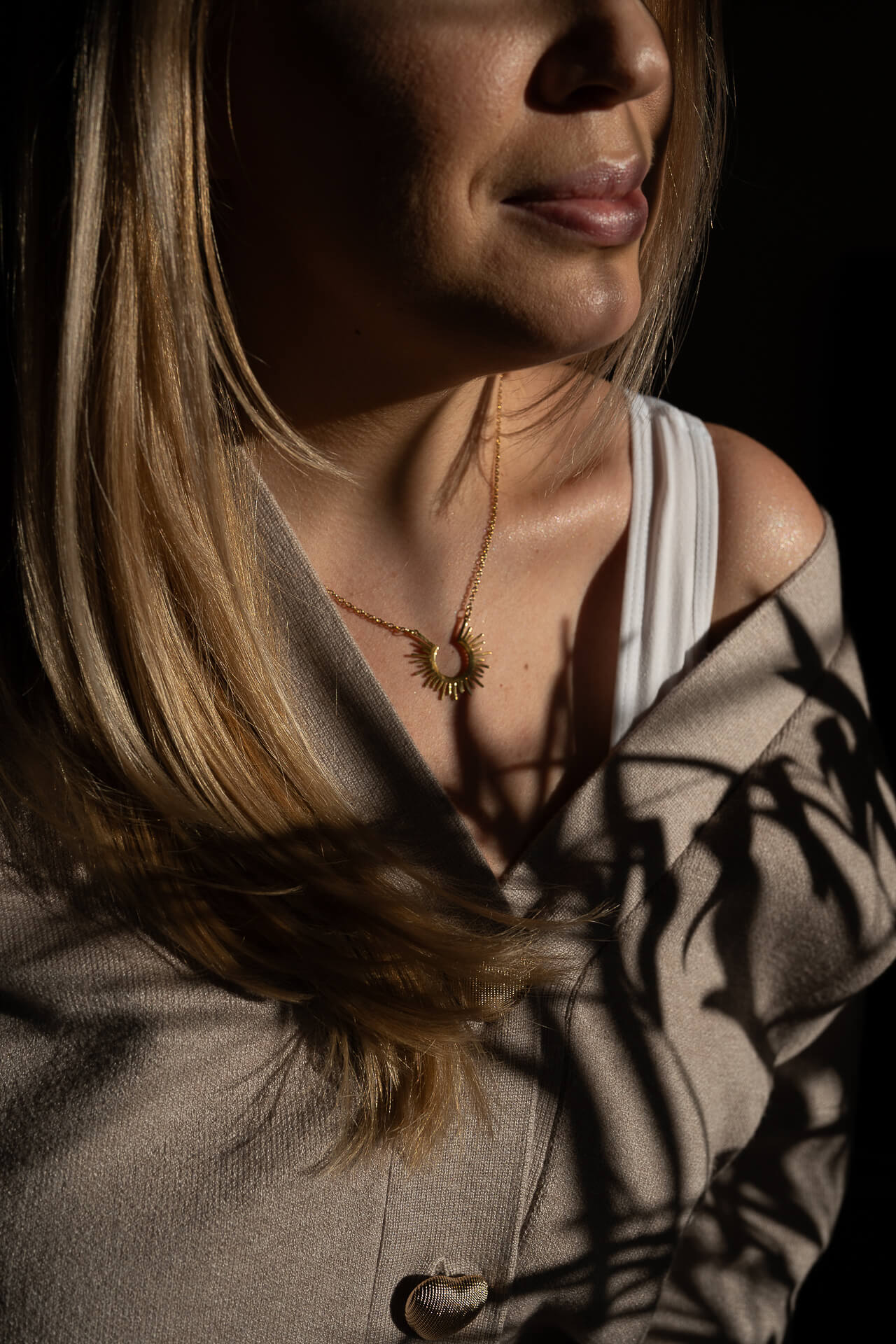 Złoty naszyjnik geometryczny z półsłońcem