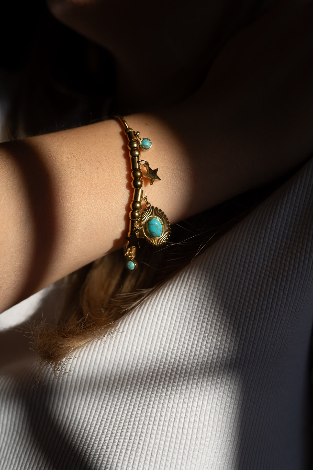 Złota bransoletka vintage z niebieskim howlitem Oval