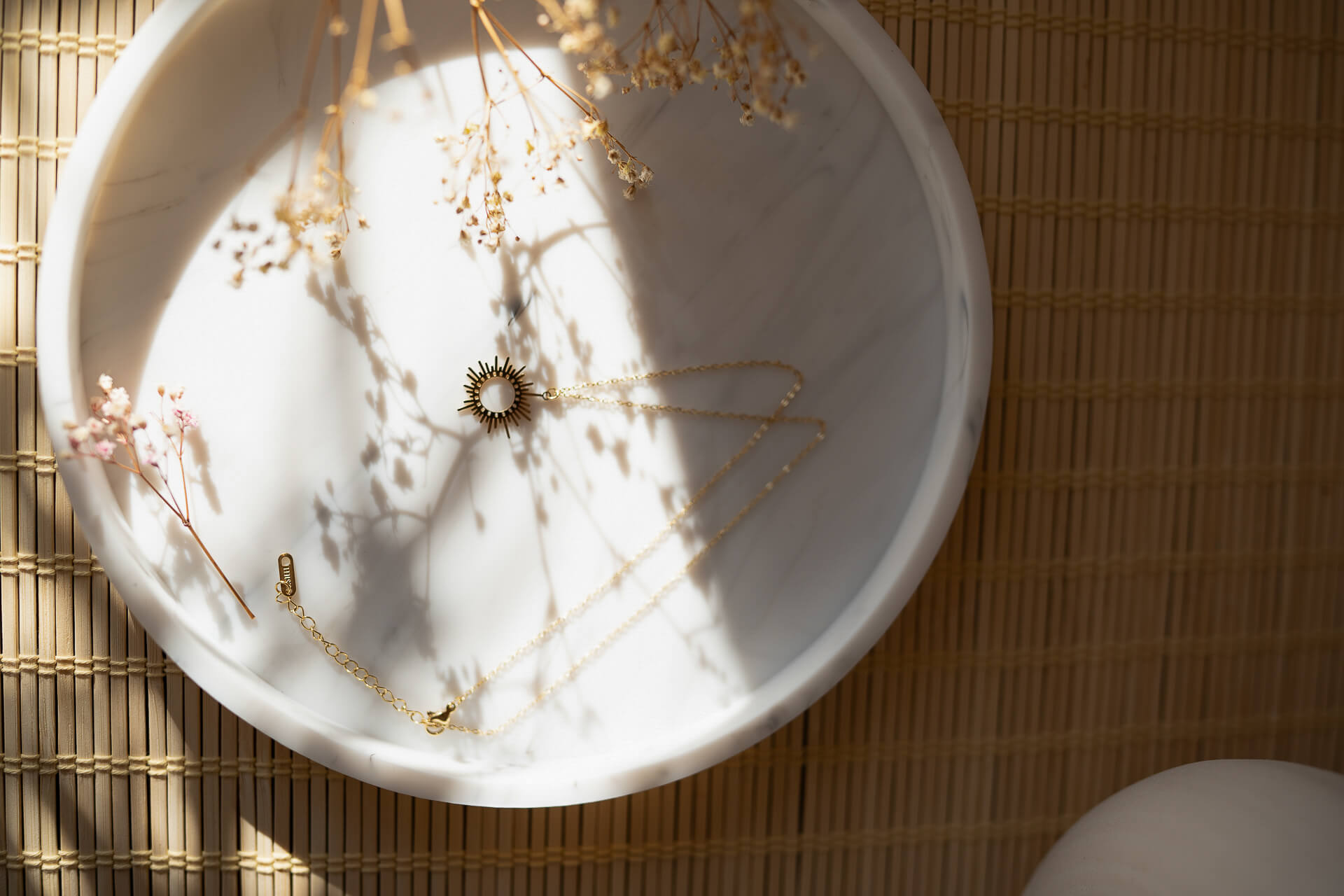 Złoty naszyjnik z celtyckim słońcem