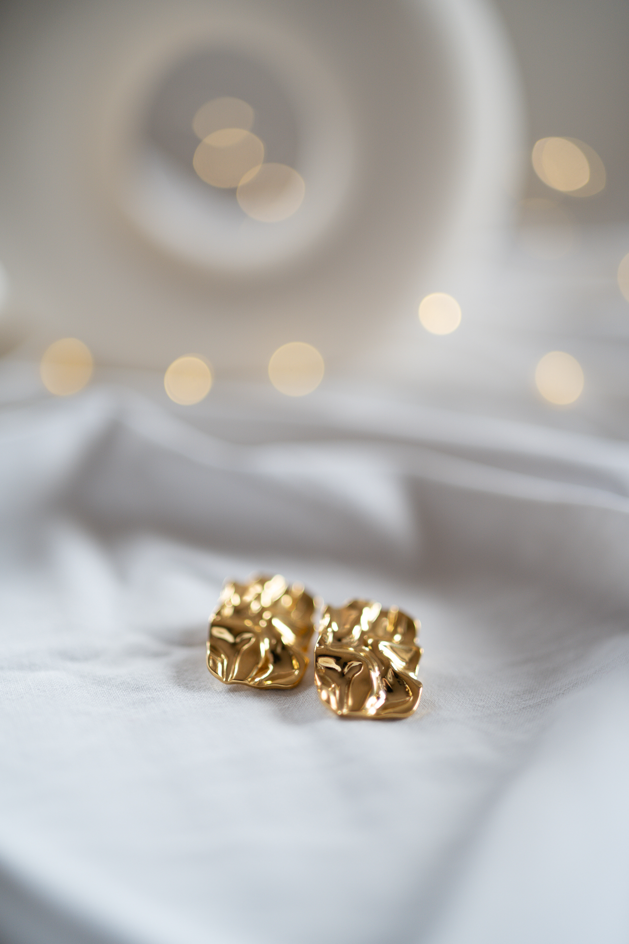 Złote duże kolczyki falowane Desert