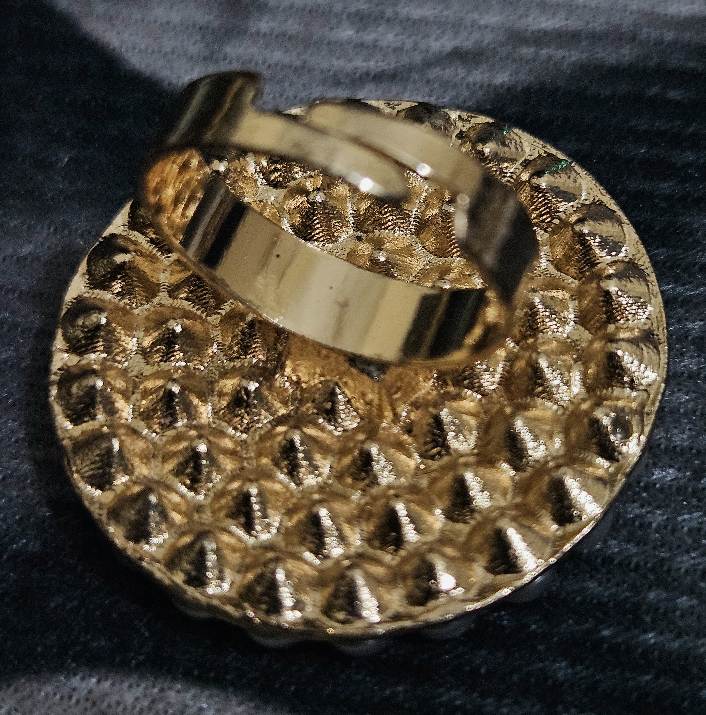 Pearl Radiance – Circular Halo Statement Ring