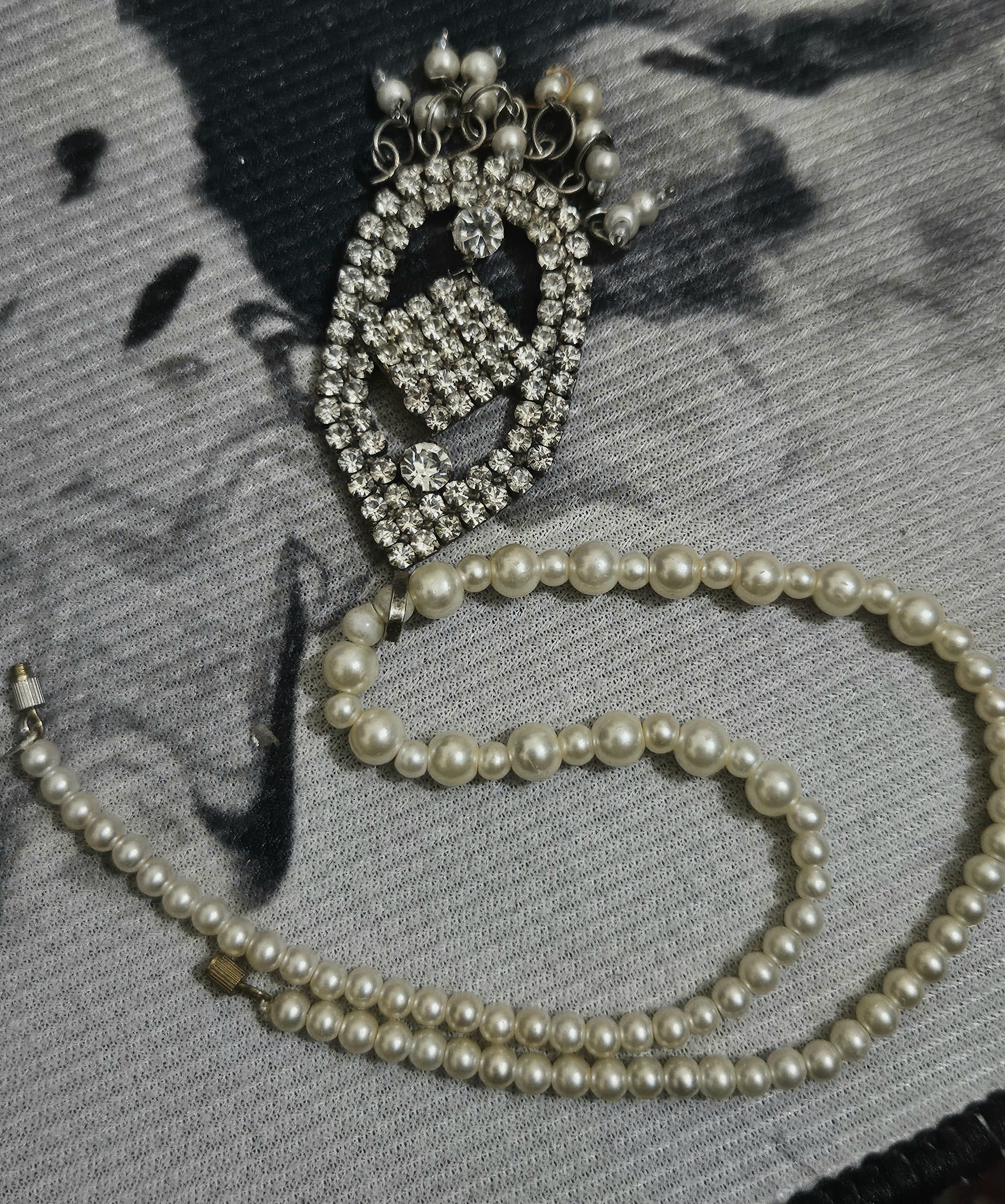Heirloom Grace – Pearl Necklace & Crystal Brooch Set