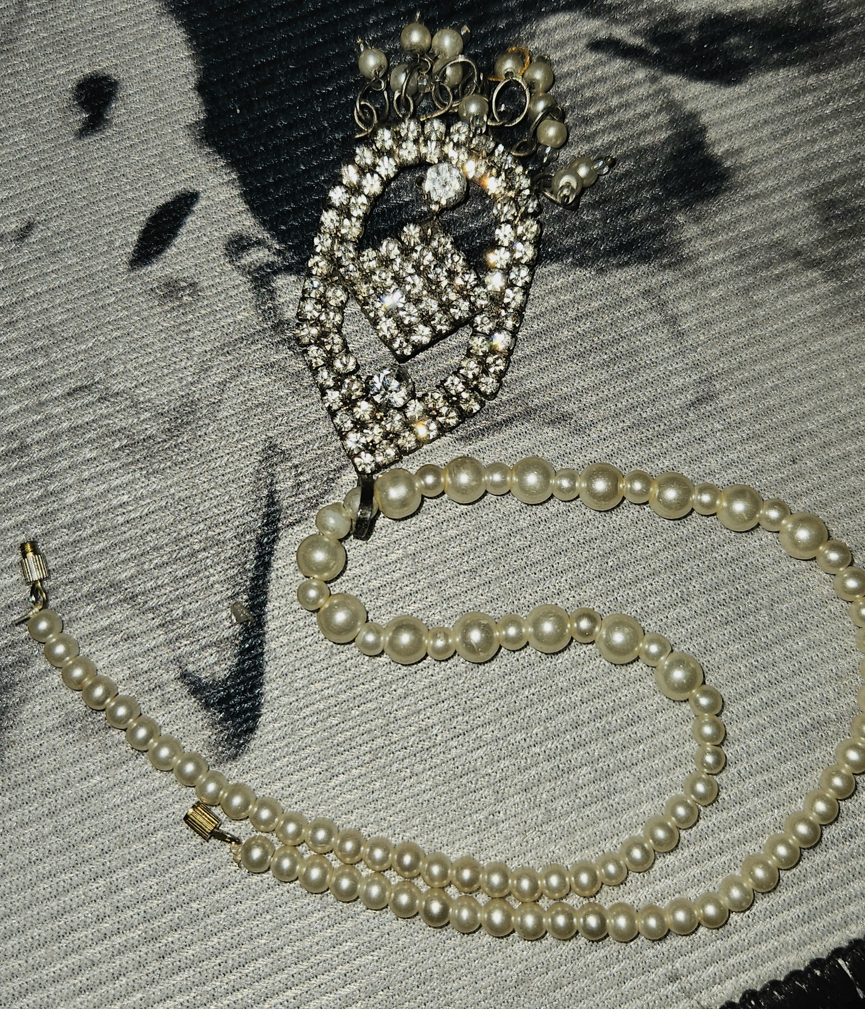 Heirloom Grace – Pearl Necklace & Crystal Brooch Set