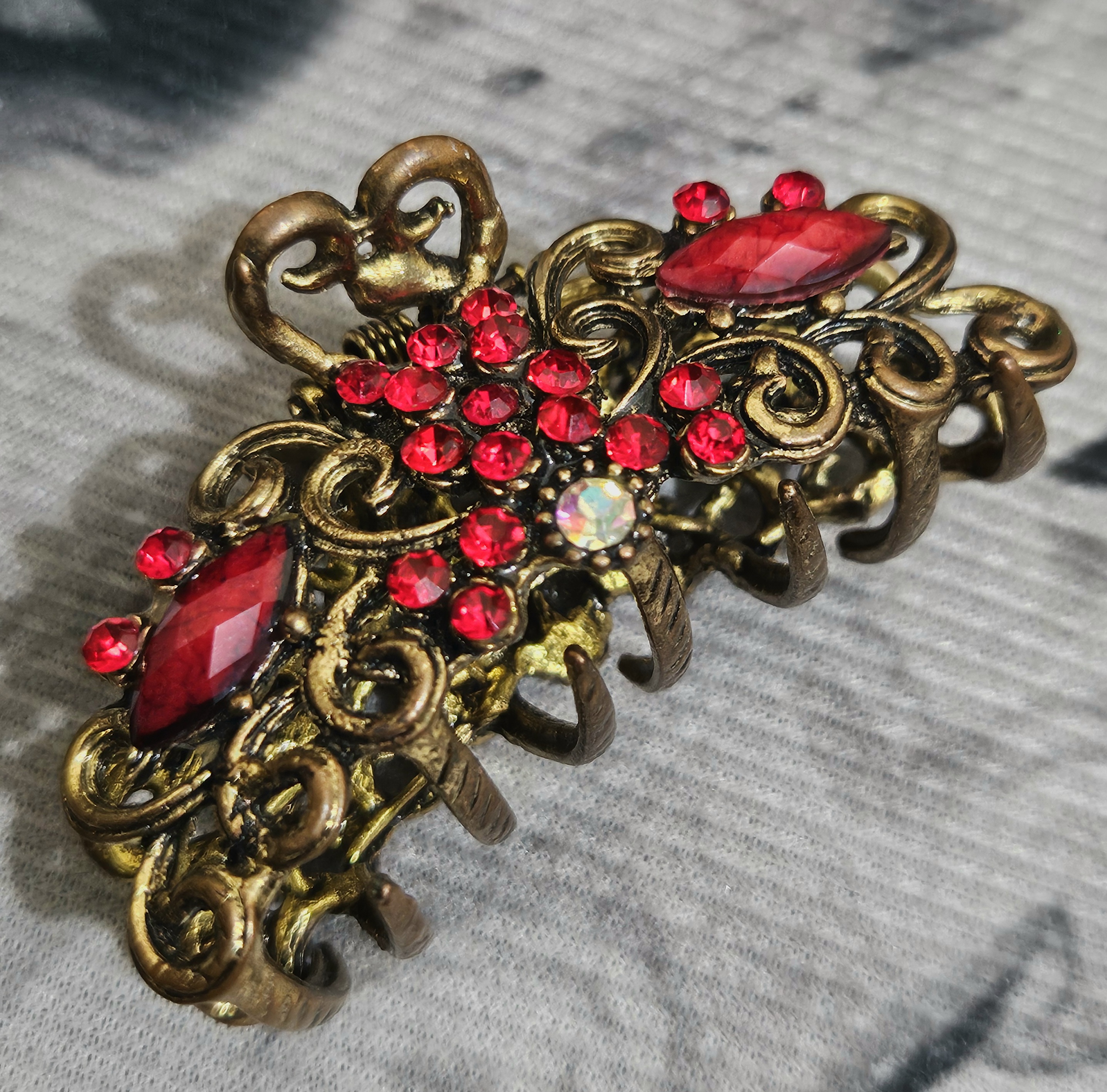 Maharani Bloom – Red Gemstone Antique Hair Clip