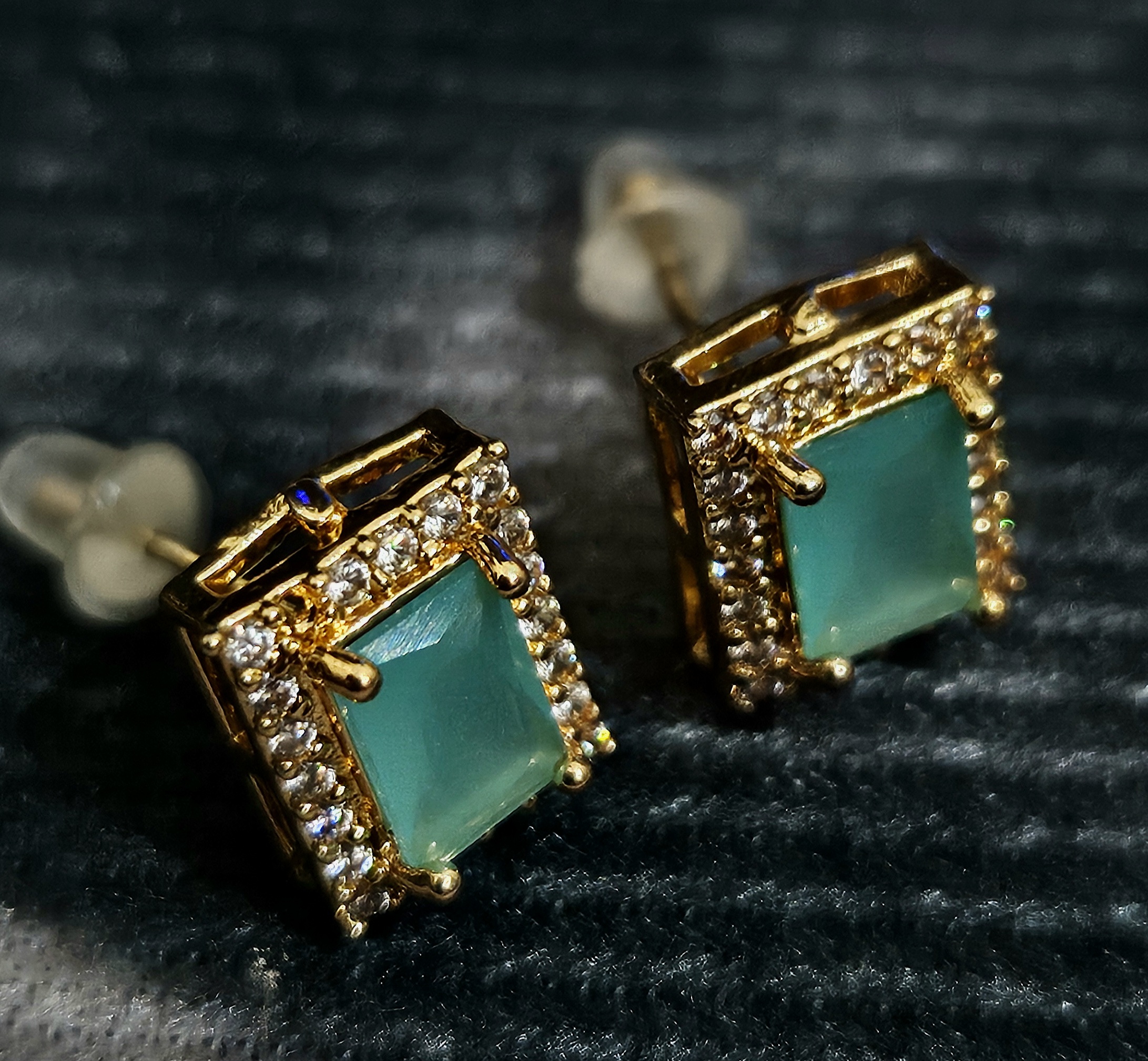 Emerald Halo – Green Gemstone Stud Earrings