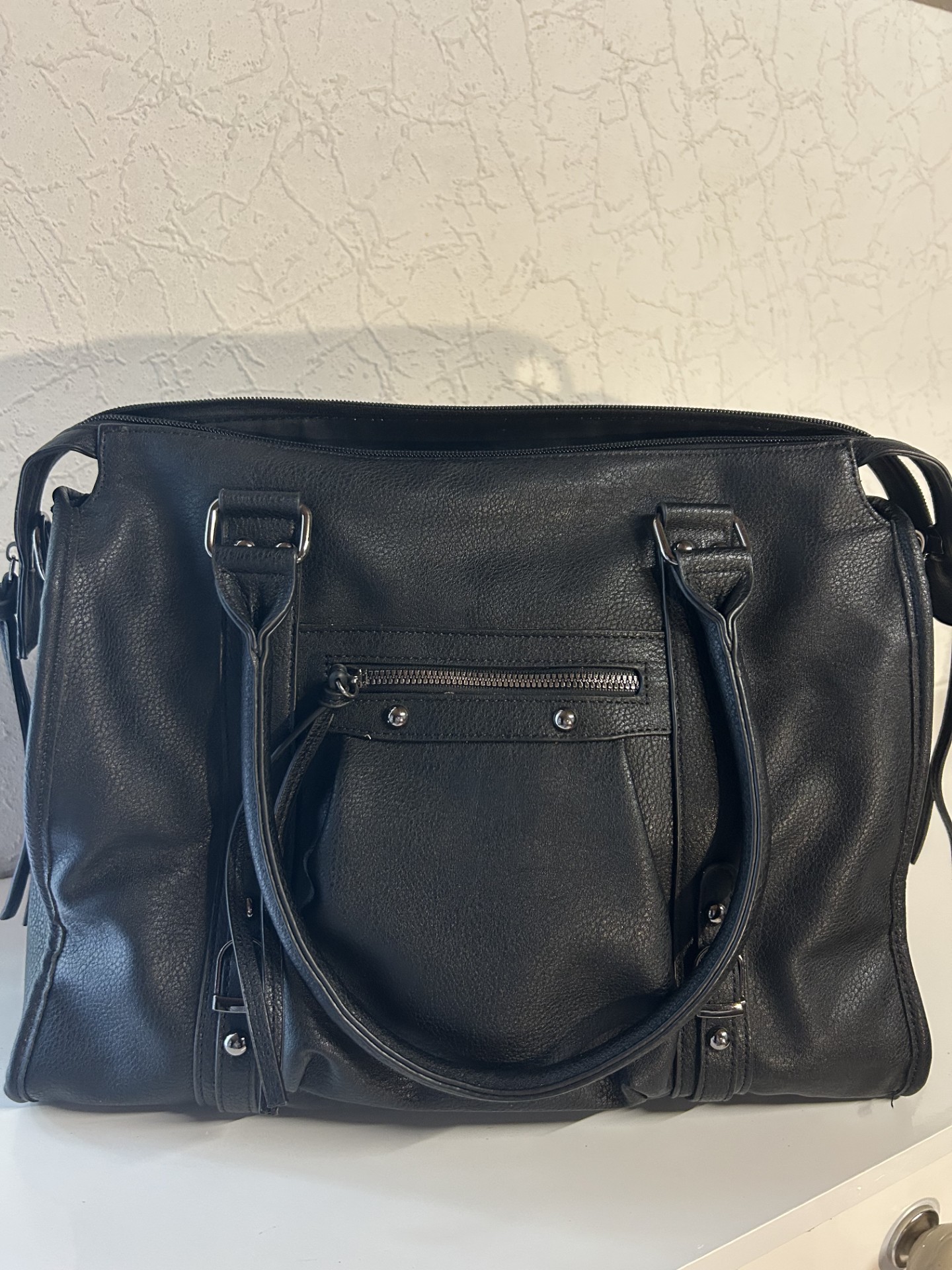 Sac à main en simili-cuir noir