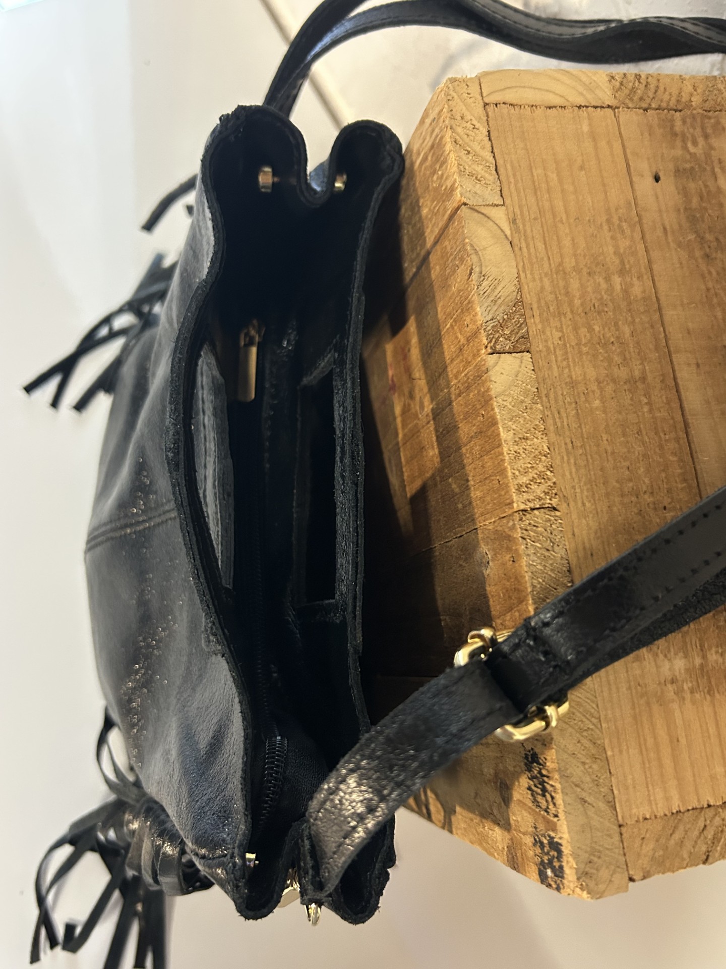 Sac à main noir avec franges