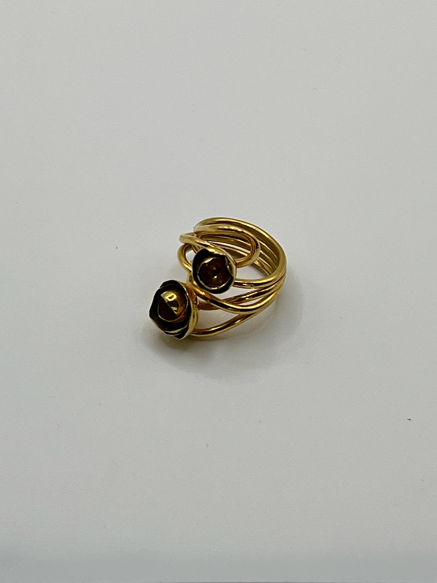 Elegant Gold Wire Gemstone Ring