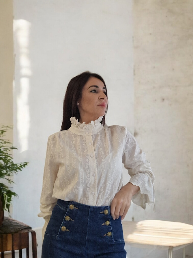 Camisa beige romántica